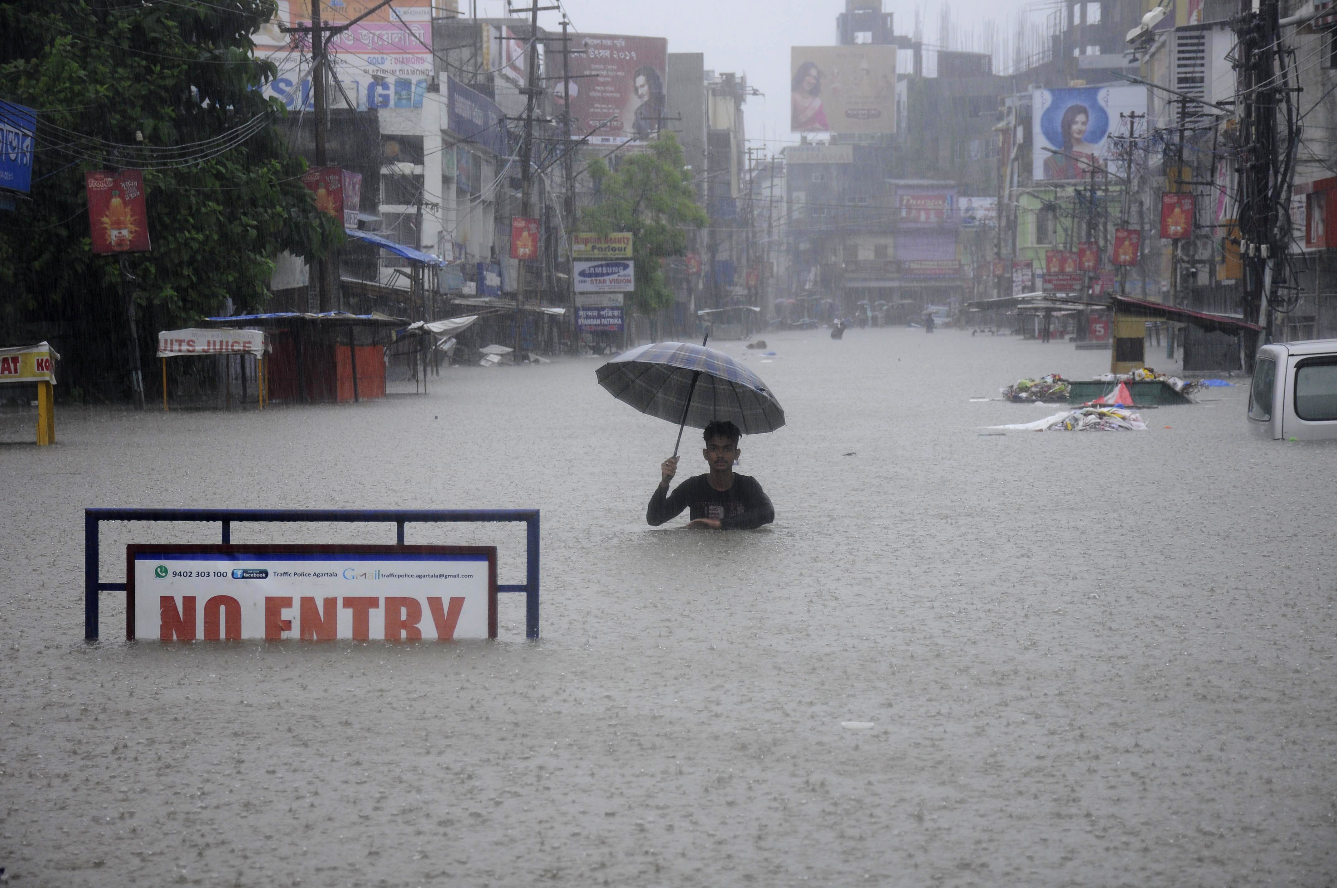 TOPSHOT-INDIA-FLOOD-MONSOON