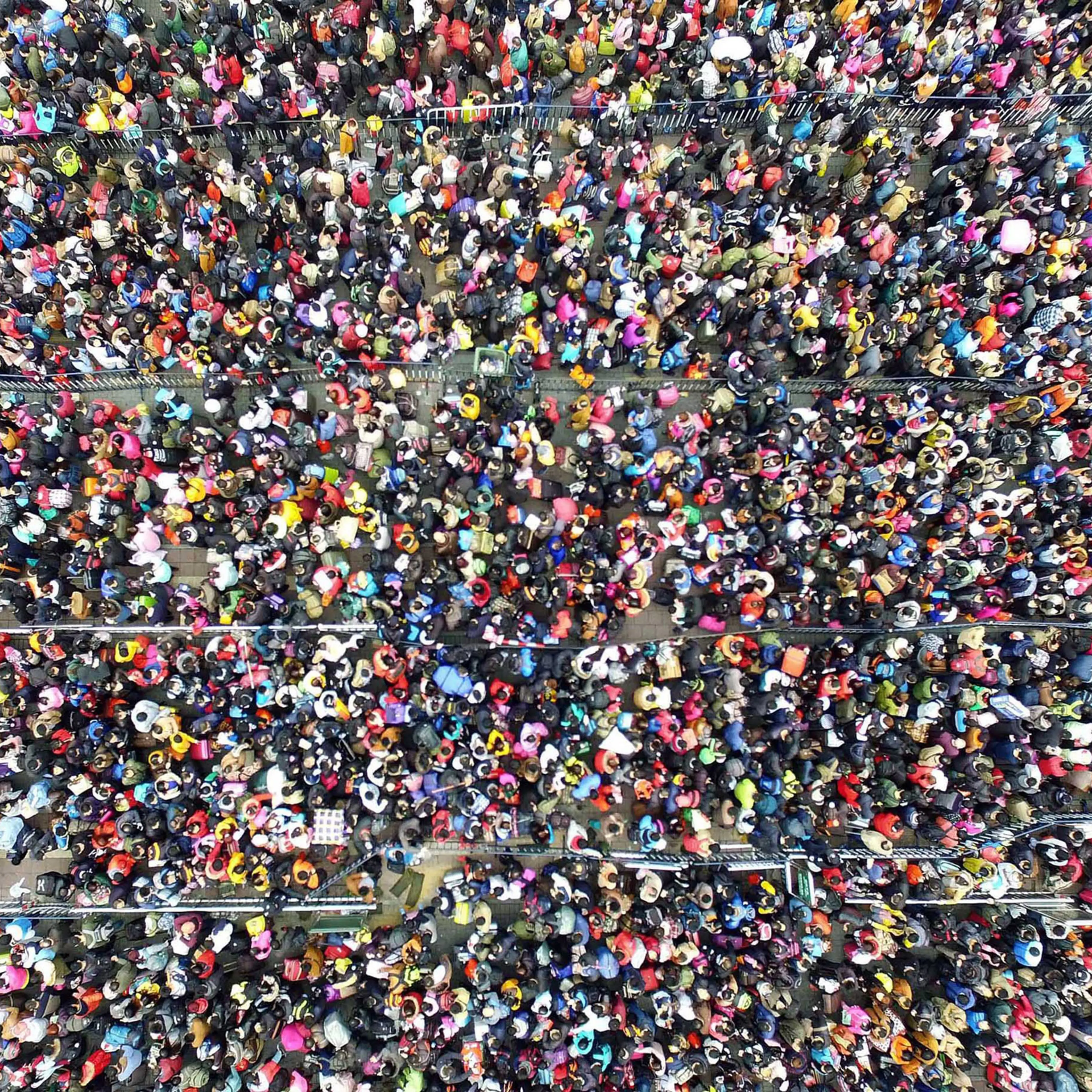epaselect epa05139968 Passengers are seen stranded outside the Guangzhou Railway Station in Guangzhou in south China's Guangdong province, 02 February 2016. Snow in the south has disrupted the travel peak ahead of the Spring Festival. EPA/KALYL SILVA CHI