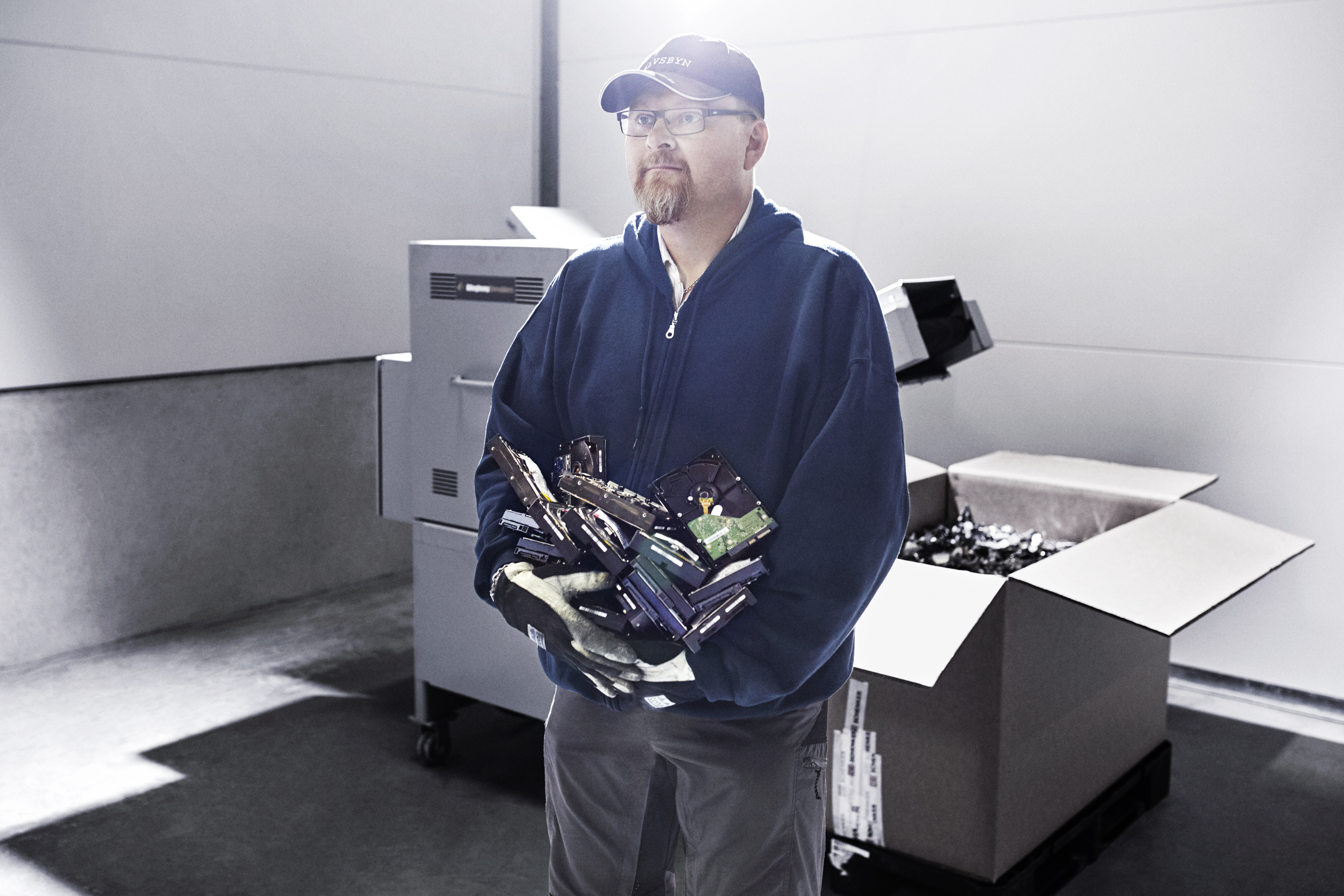 Old and obsolete hard drives are crunched to protect privacy. Christer Jonsson is in charge of this.