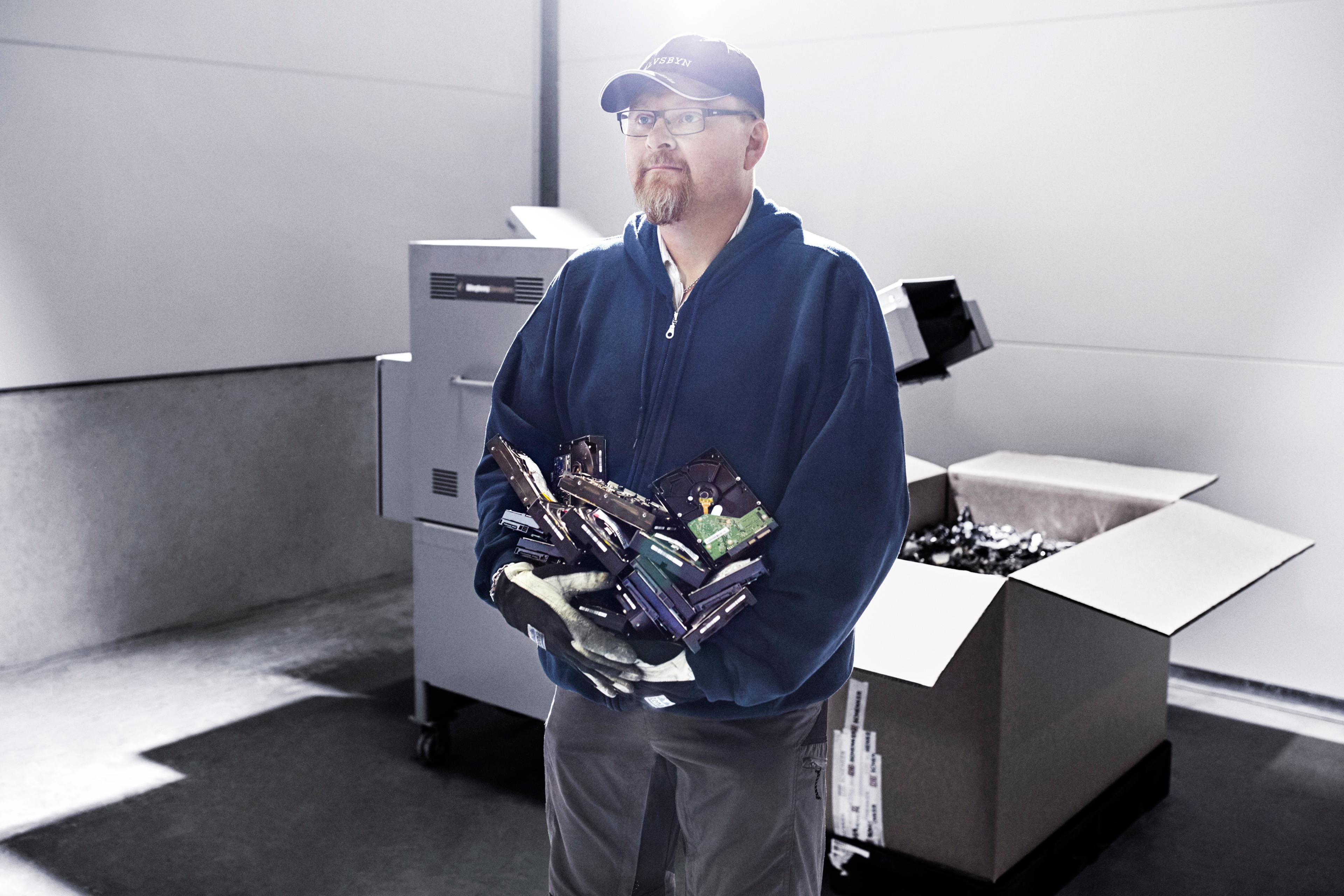 Old and obsolete hard drives are crunched to protect privacy. Christer Jonsson is in charge of this.