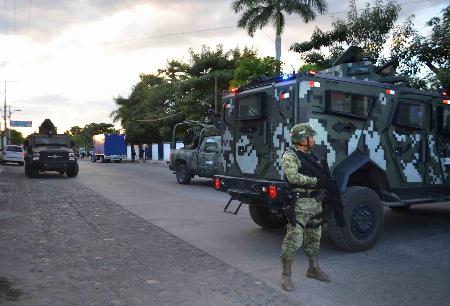 Military personnel and federal policemen guard an area where the dead body of Mexican drug lord Nazario 'El Chayo' Moreno Gonzalez remains, in Apatzingan, Mexico, March 9, 2014.