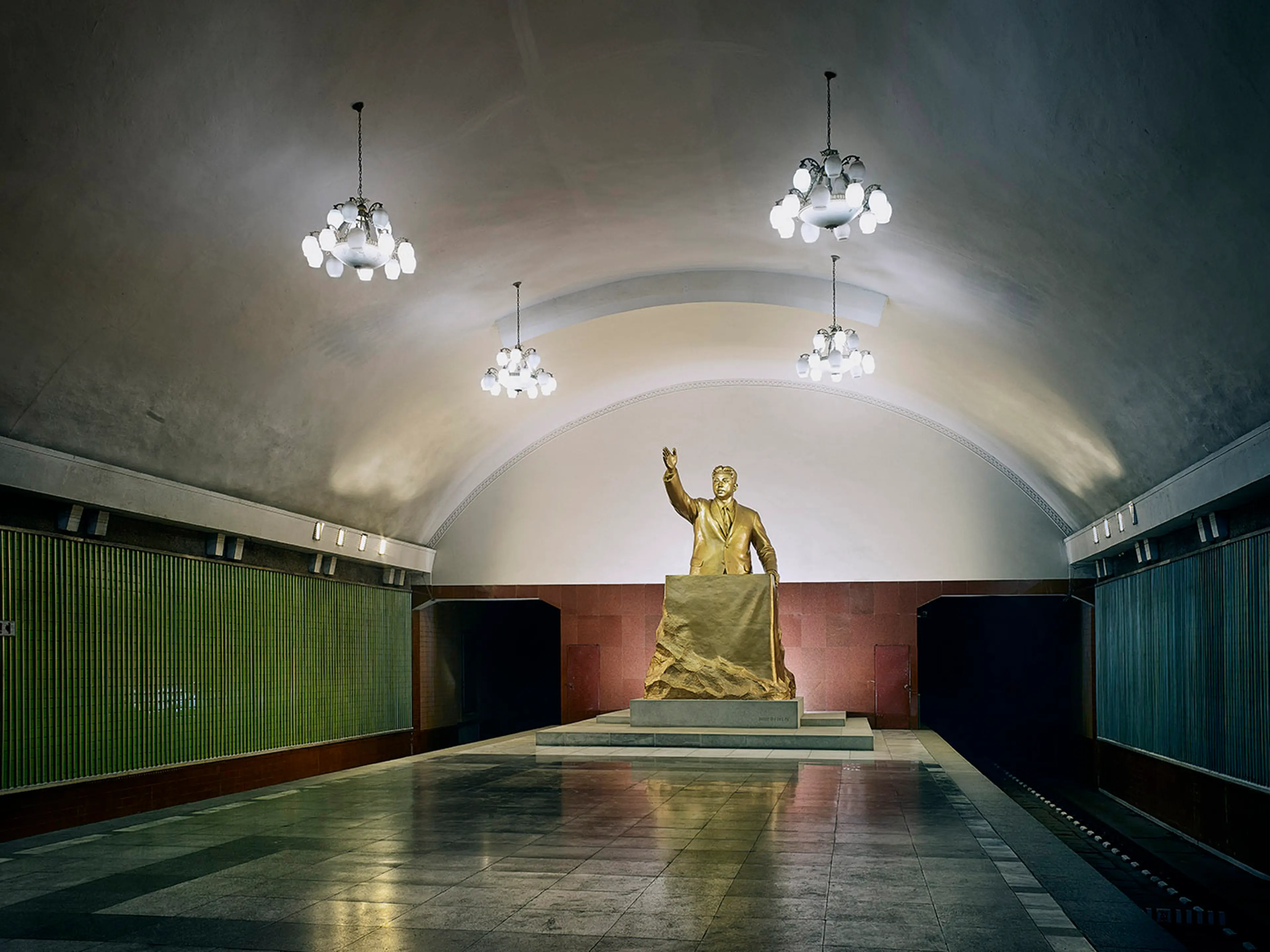 Statue of Kim Il Sung at Kaeson station,