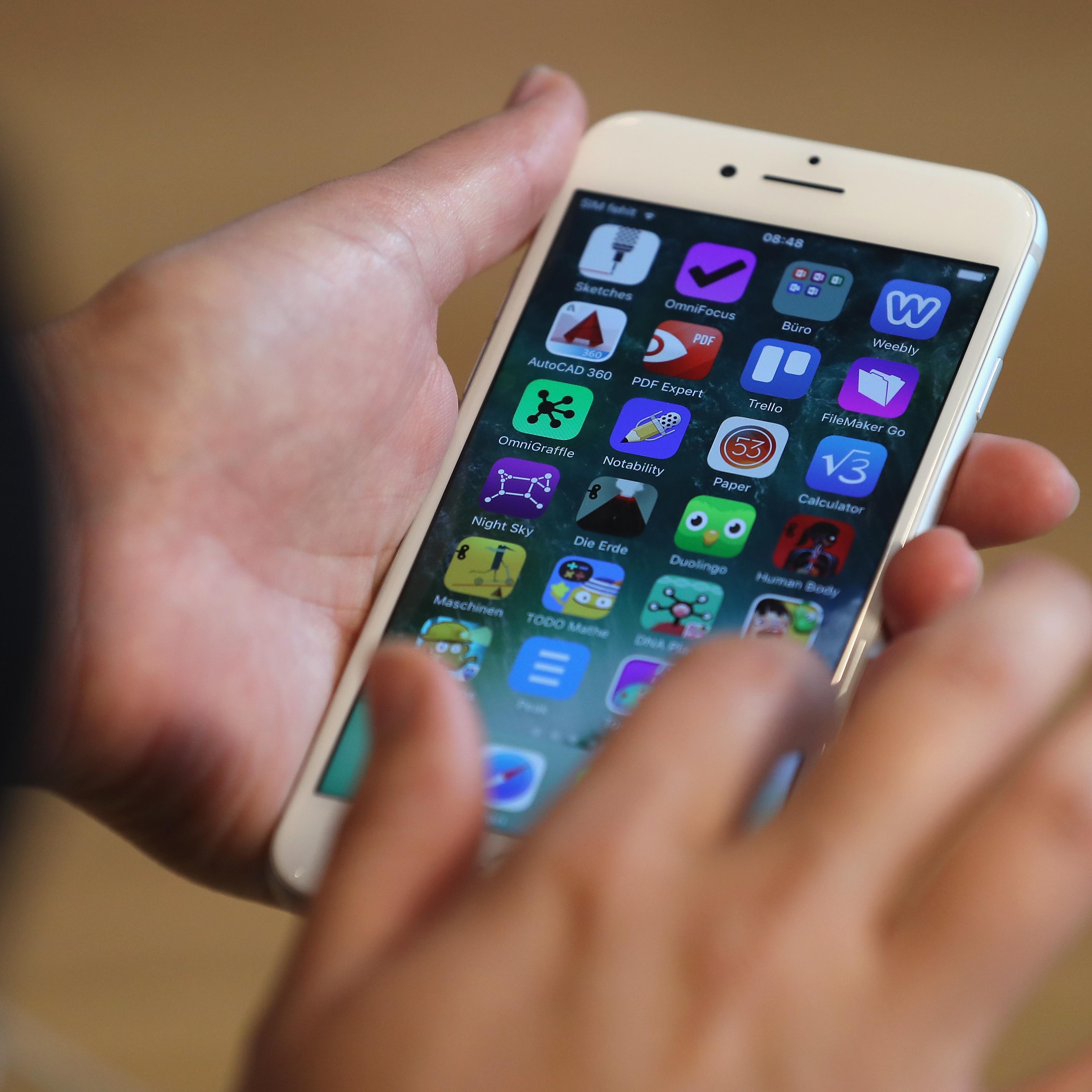 Apple Fans Await iPhone 7