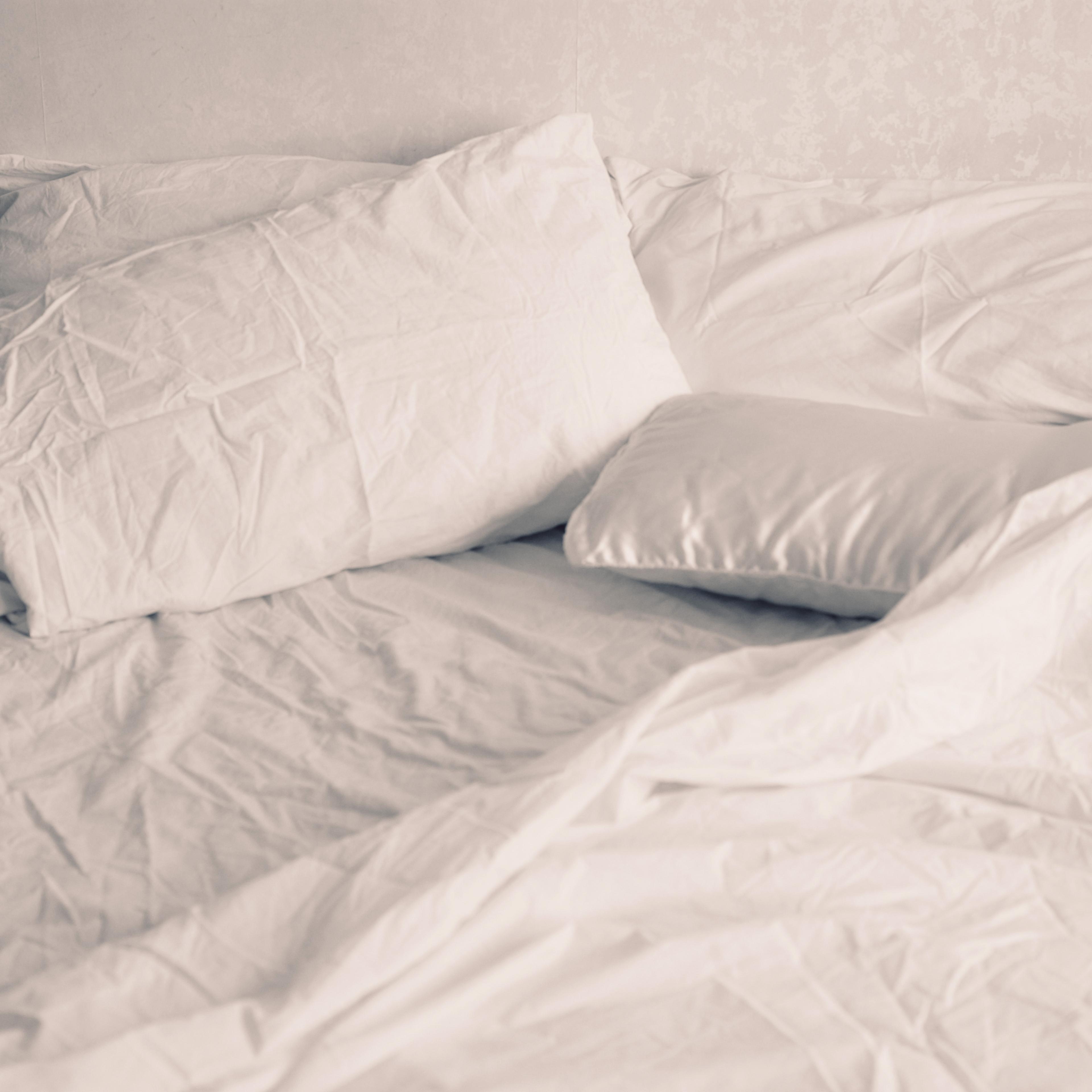 bed-empty-unmade
