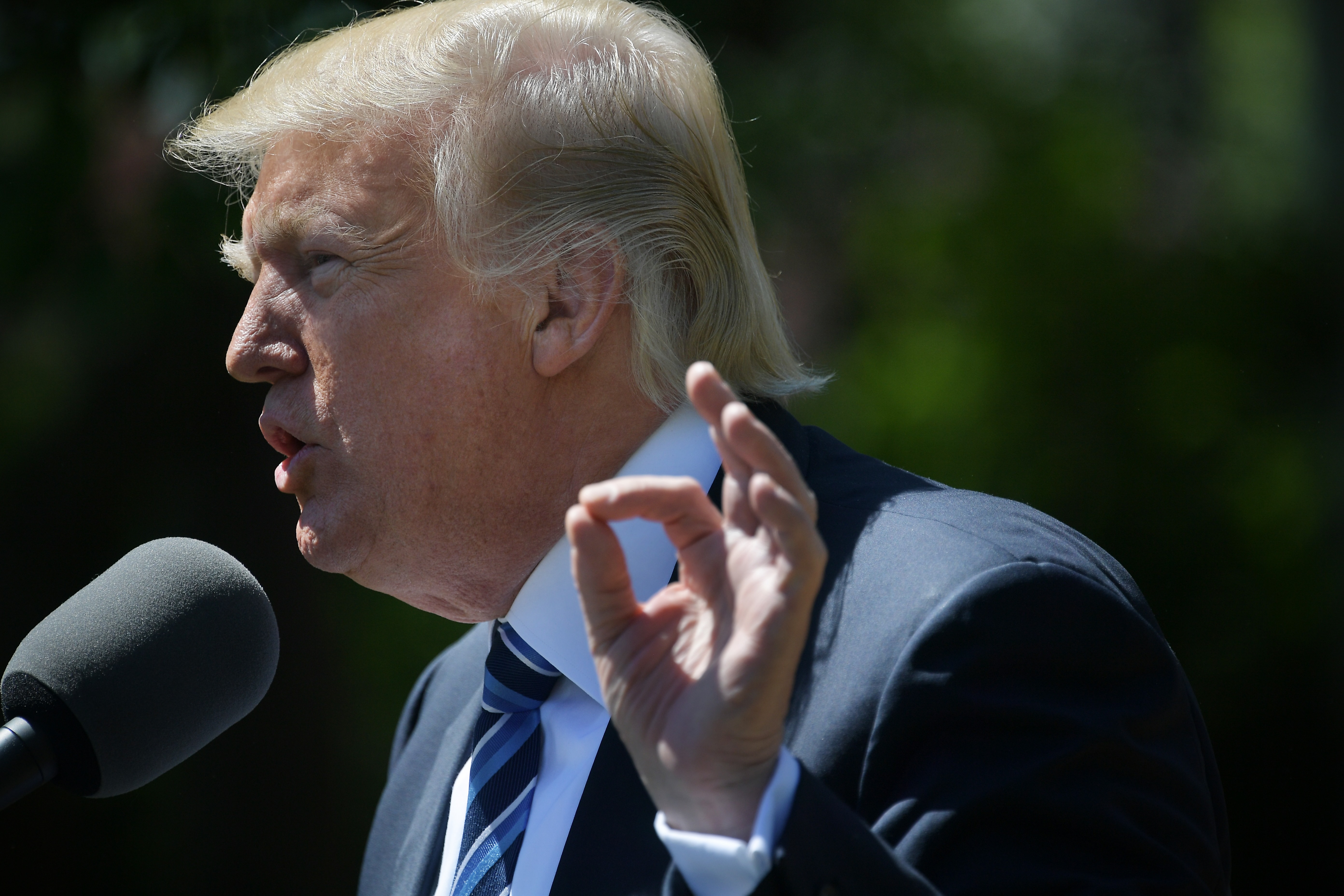 US-TRUMP-AIRFORCE-TROPHY