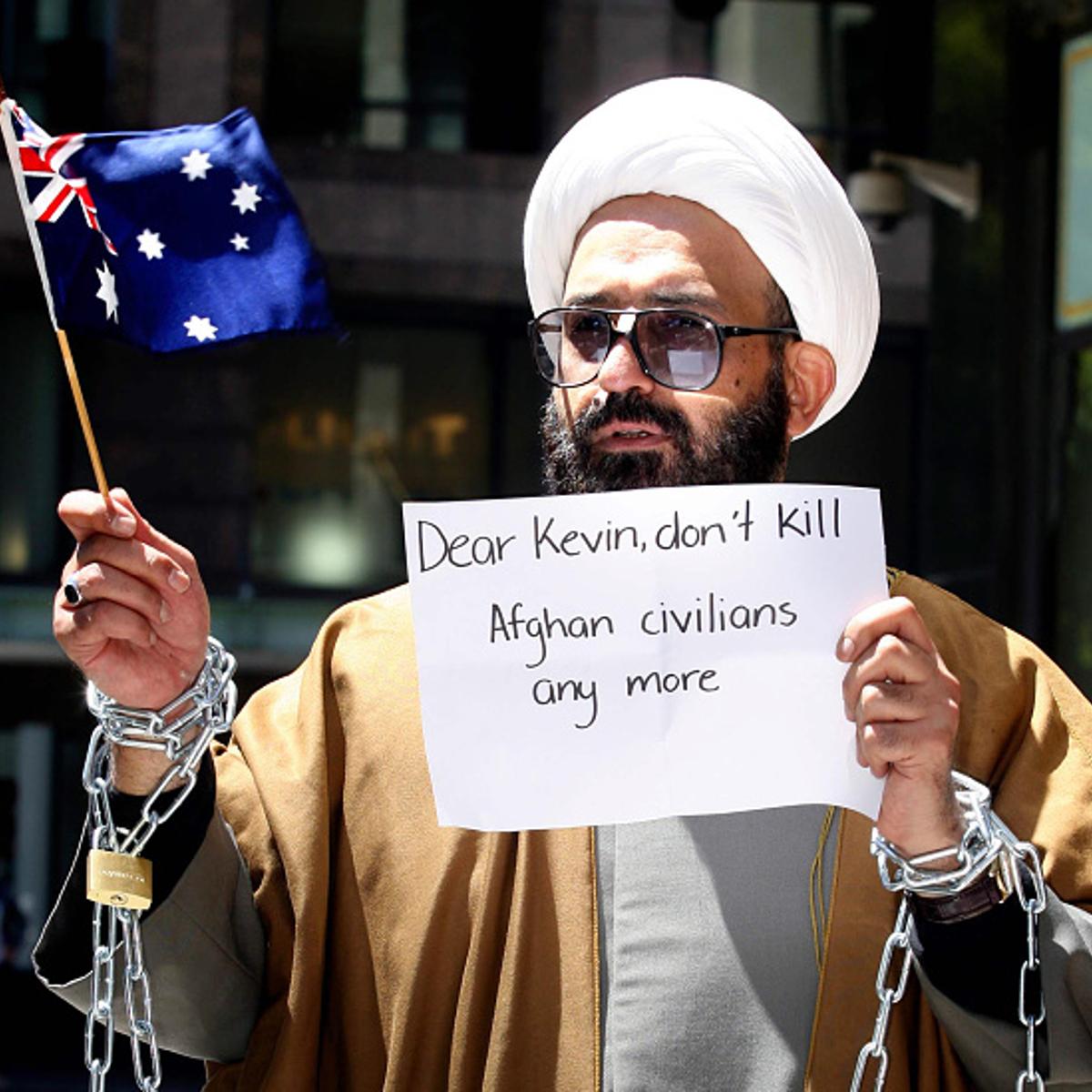 November 10, 2009: Sydney, NSW. Iranian born Muslim cleric, Sheik Haron, who is named in court papers as Man Haron Monis, chained to a railing outside the Downing Centre Court in Sydney in an anti-war protest. He had appeared in court to face charges of
