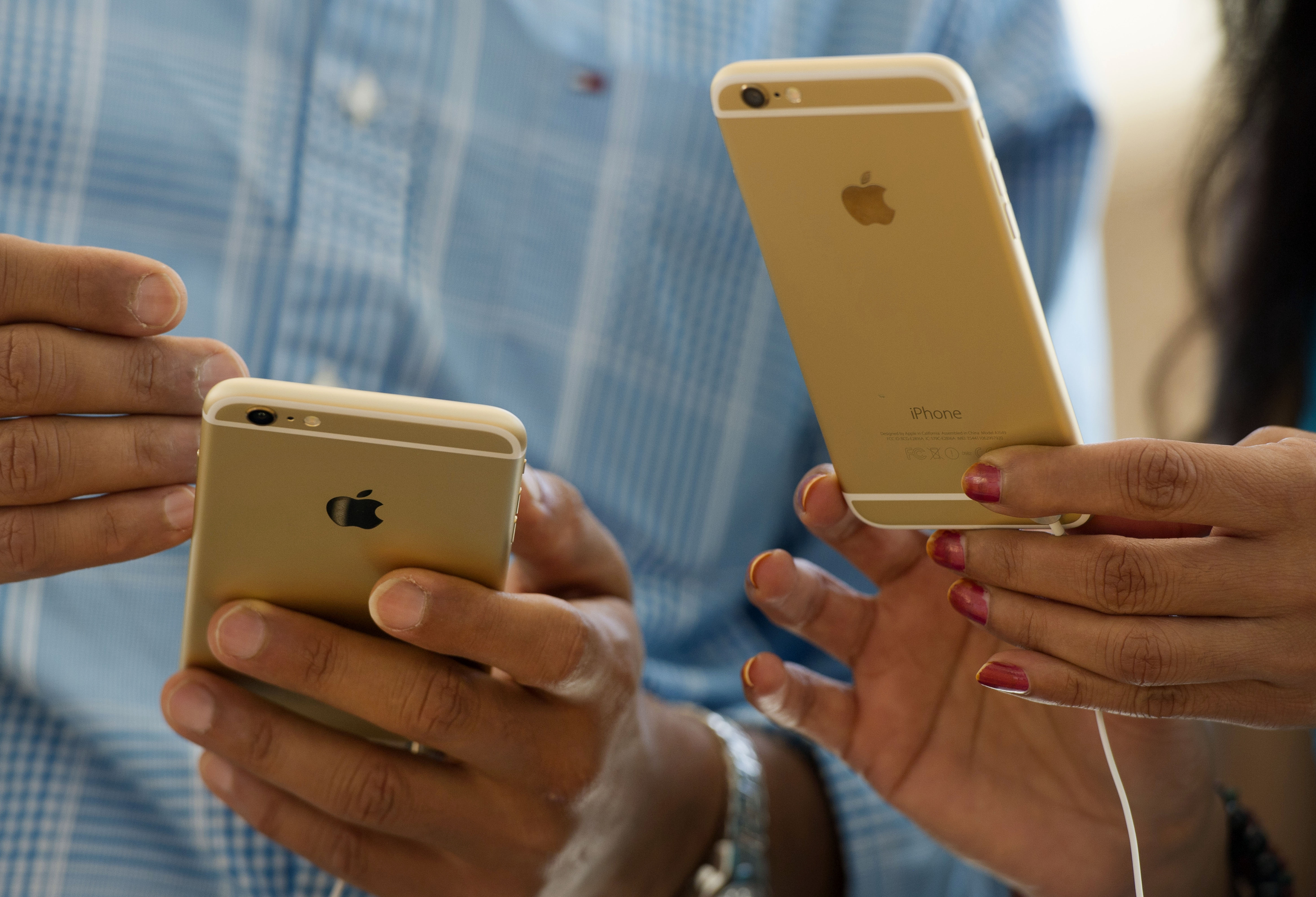 Apple's New Big-Screen iPhones Draw Long Lines As Sales Start