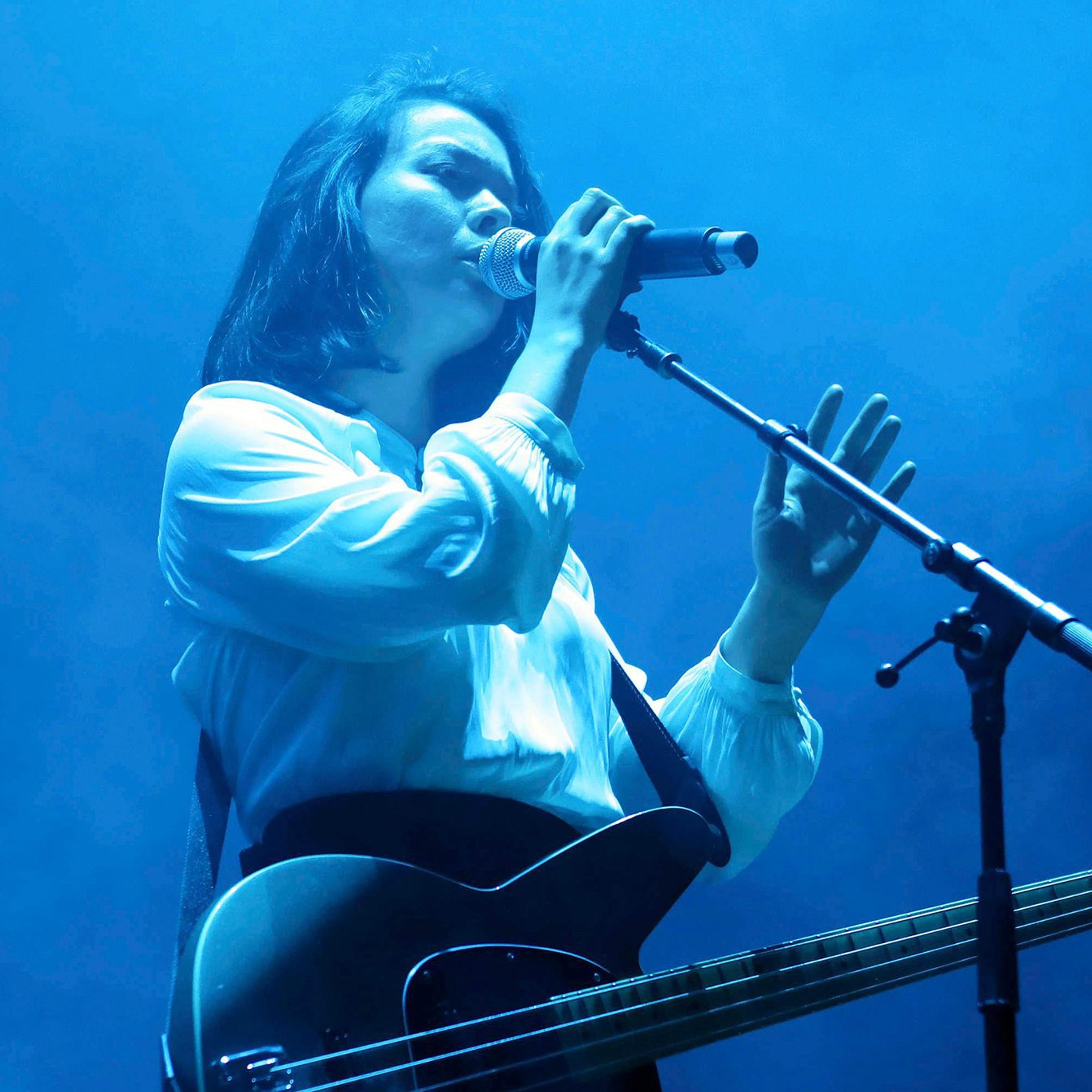 mitski-performance-singer