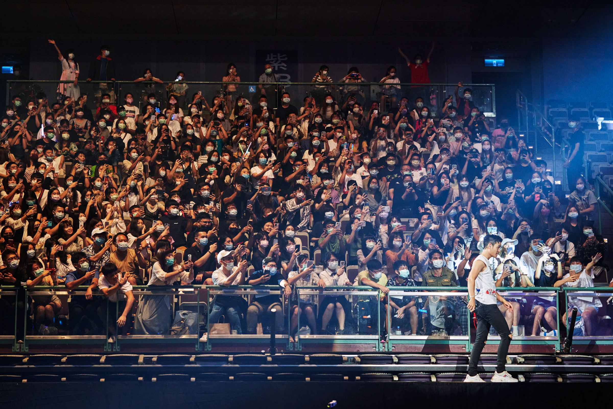 Chou walks on an extended stage that brought him close to fans. At the start of the event, the artist asked attendees to keep their masks on throughout the concert. “If you want to sing, you can still sing!” he said. “Don’t let the masks stop you.” He le