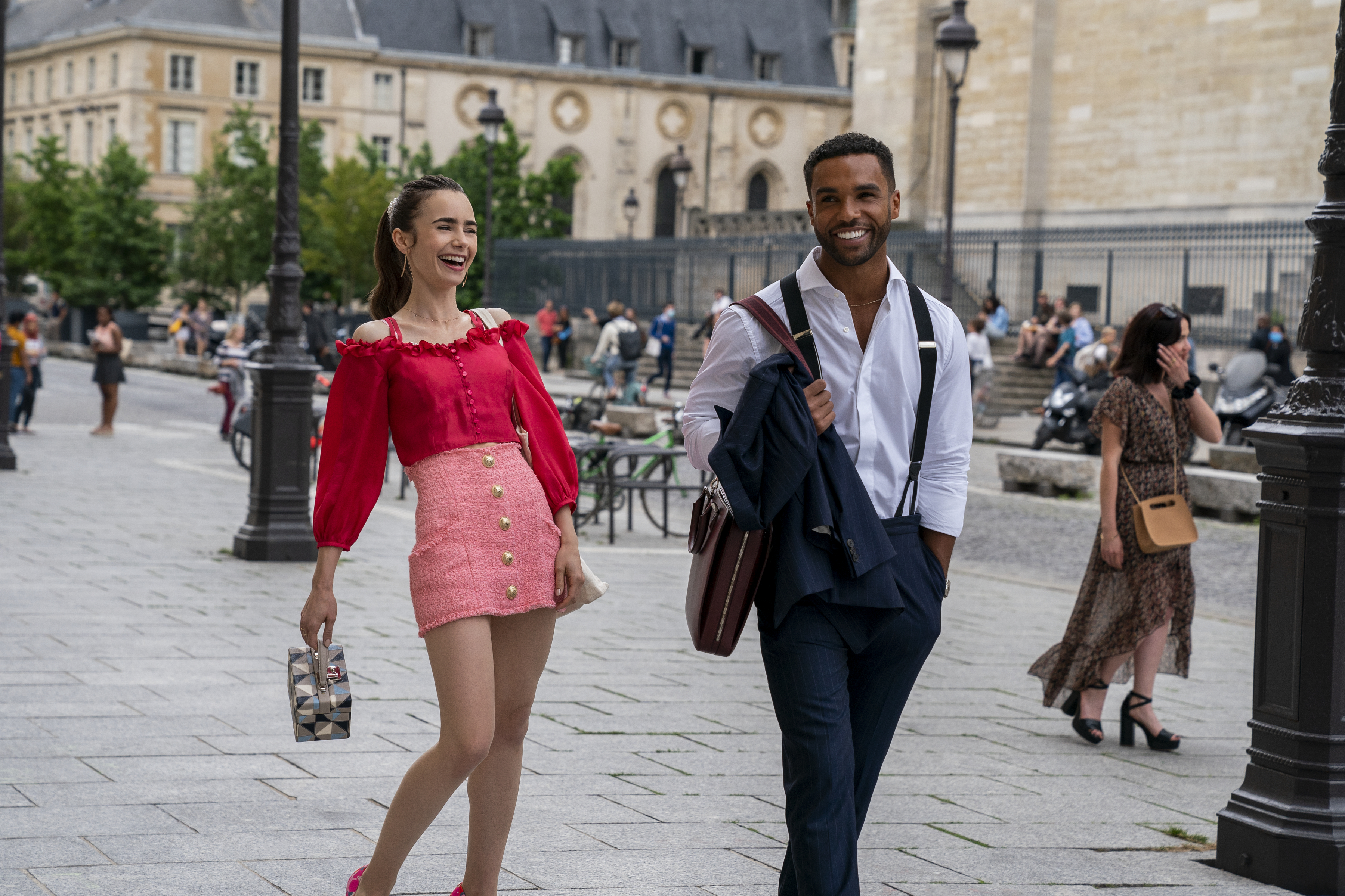 Emily in Paris. (L to R) Lily Collins as Emily, Lucien Laviscount as Alfie in episode 207 of Emily in Paris. Cr. Stéphanie Branchu/Netflix © 2021