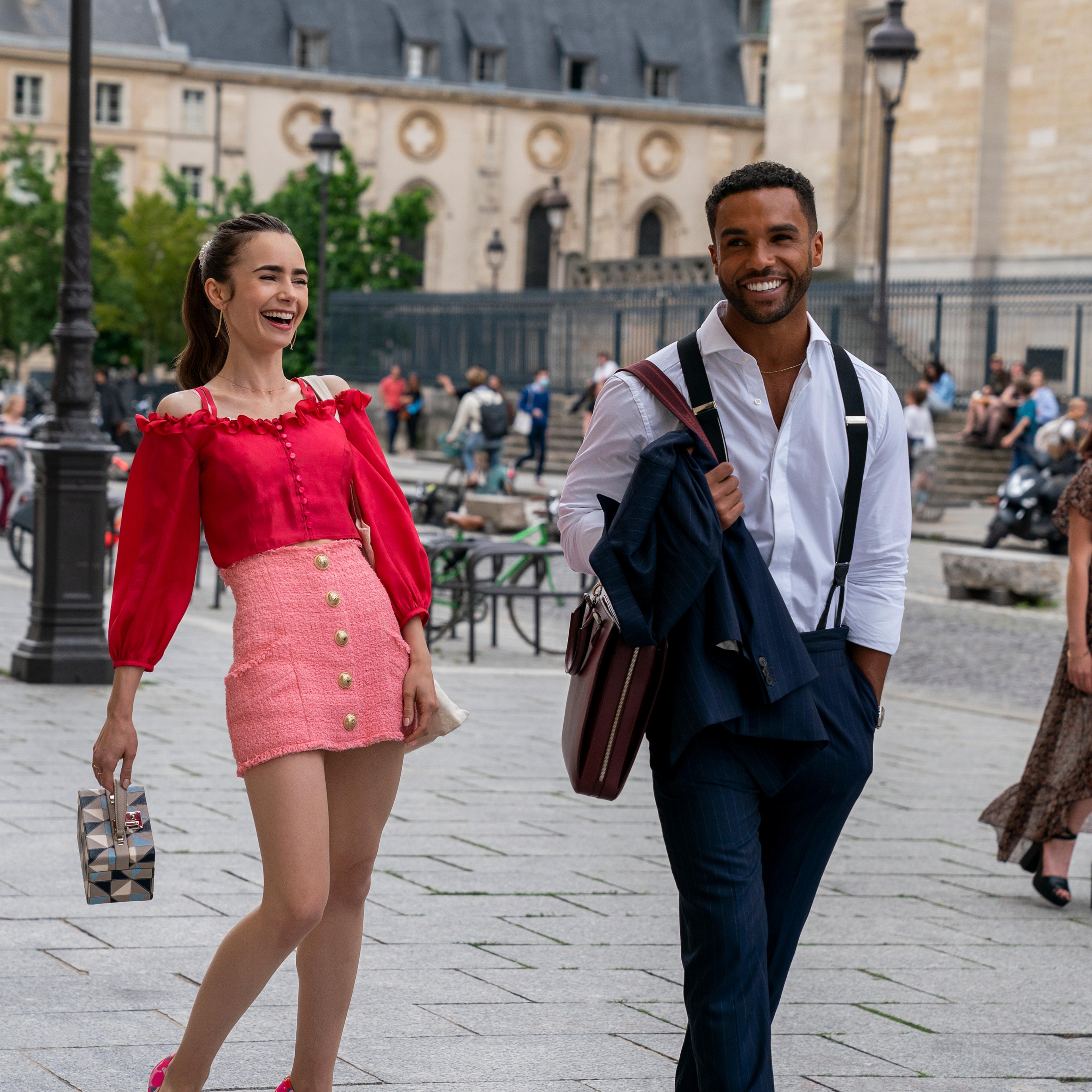 Emily in Paris. (L to R) Lily Collins as Emily, Lucien Laviscount as Alfie in episode 207 of Emily in Paris. Cr. Stéphanie Branchu/Netflix © 2021