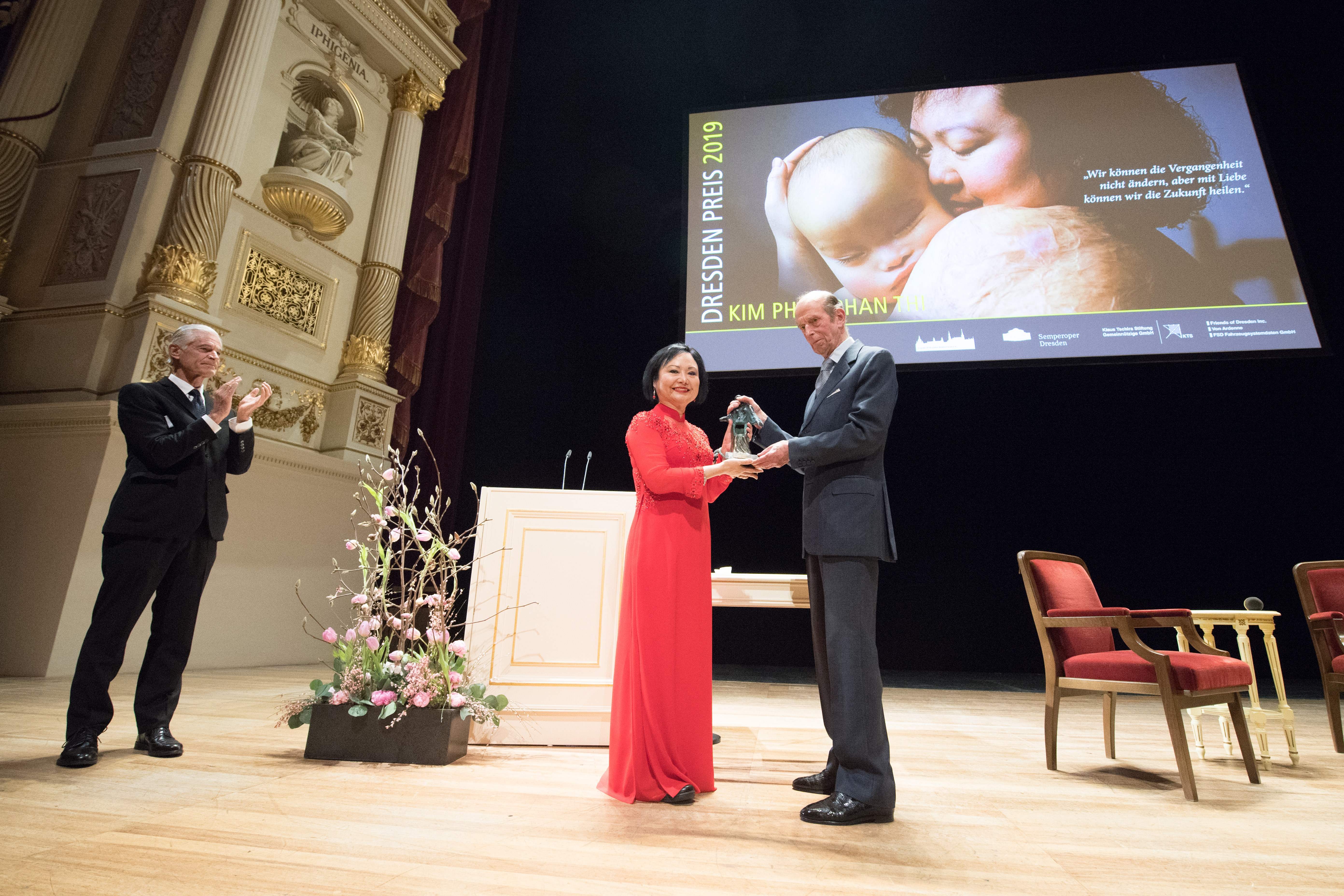 GERMANY-VIETNAM-AWARD-PHOTO