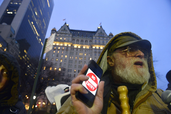 An iPhone user attends a rally at the Apple flagship store in Manhattan to support the company's refusal to help the FBI access the cell phone in New York, the United States, Feb. 23, 2016.