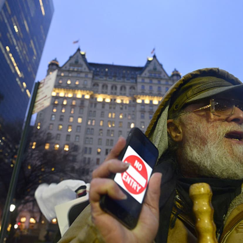 An iPhone user attends a rally at the Apple flagship store in Manhattan to support the company's refusal to help the FBI access the cell phone in New York, the United States, Feb. 23, 2016.