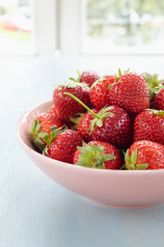 bowl-strawberries-counter