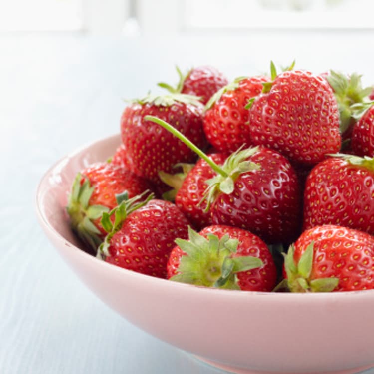 bowl-strawberries-counter