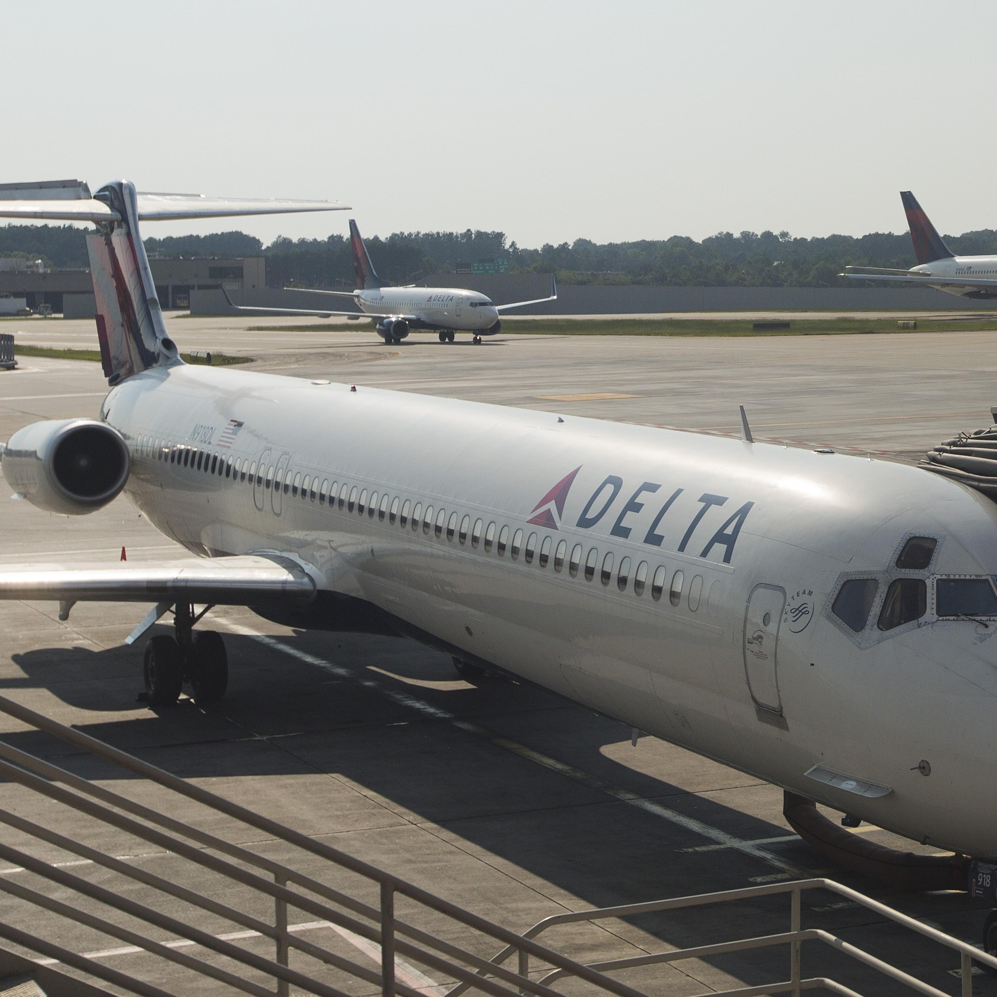 man kicked off delta flight using the bathroom