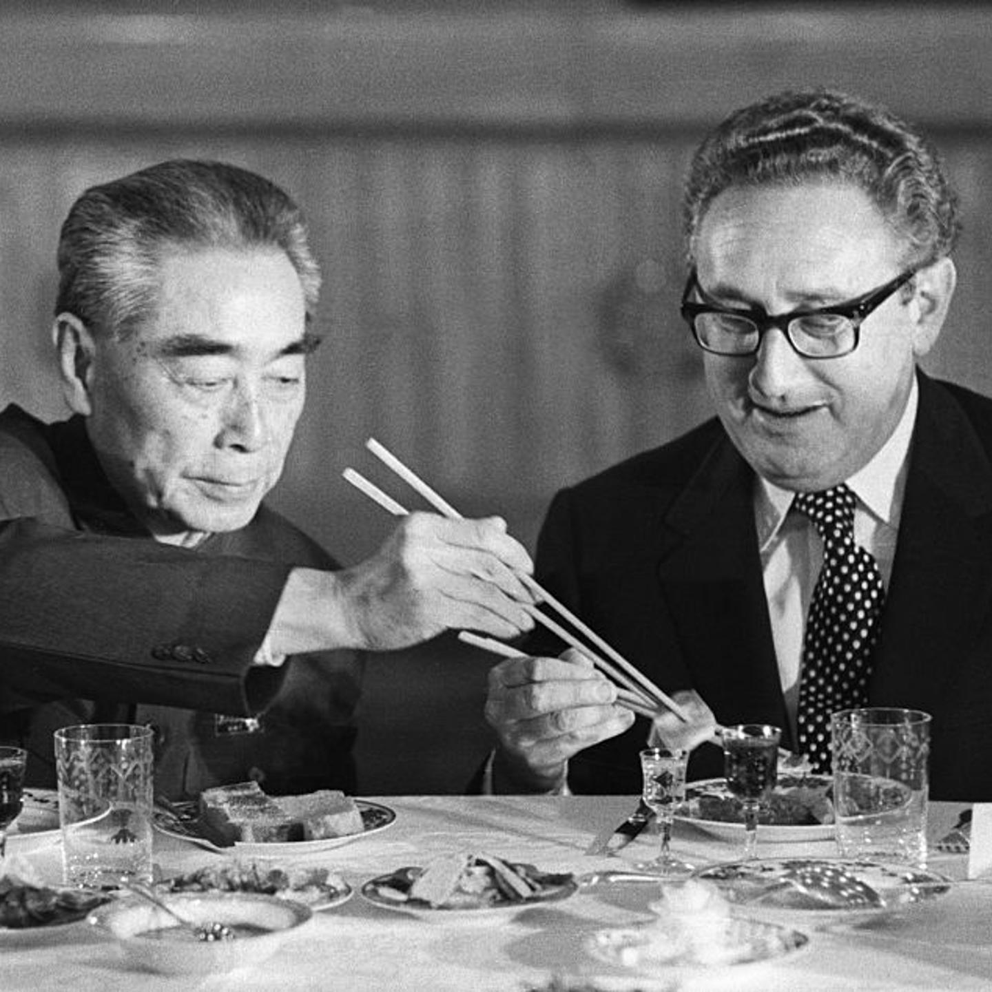 Kissinger Eating with Zhou Enlai