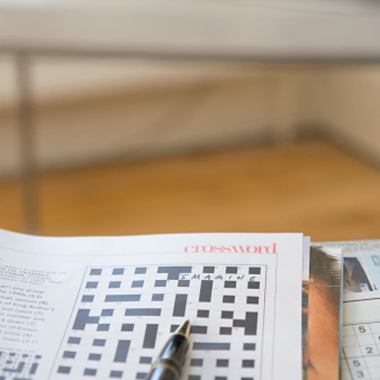 crossword-pen-table