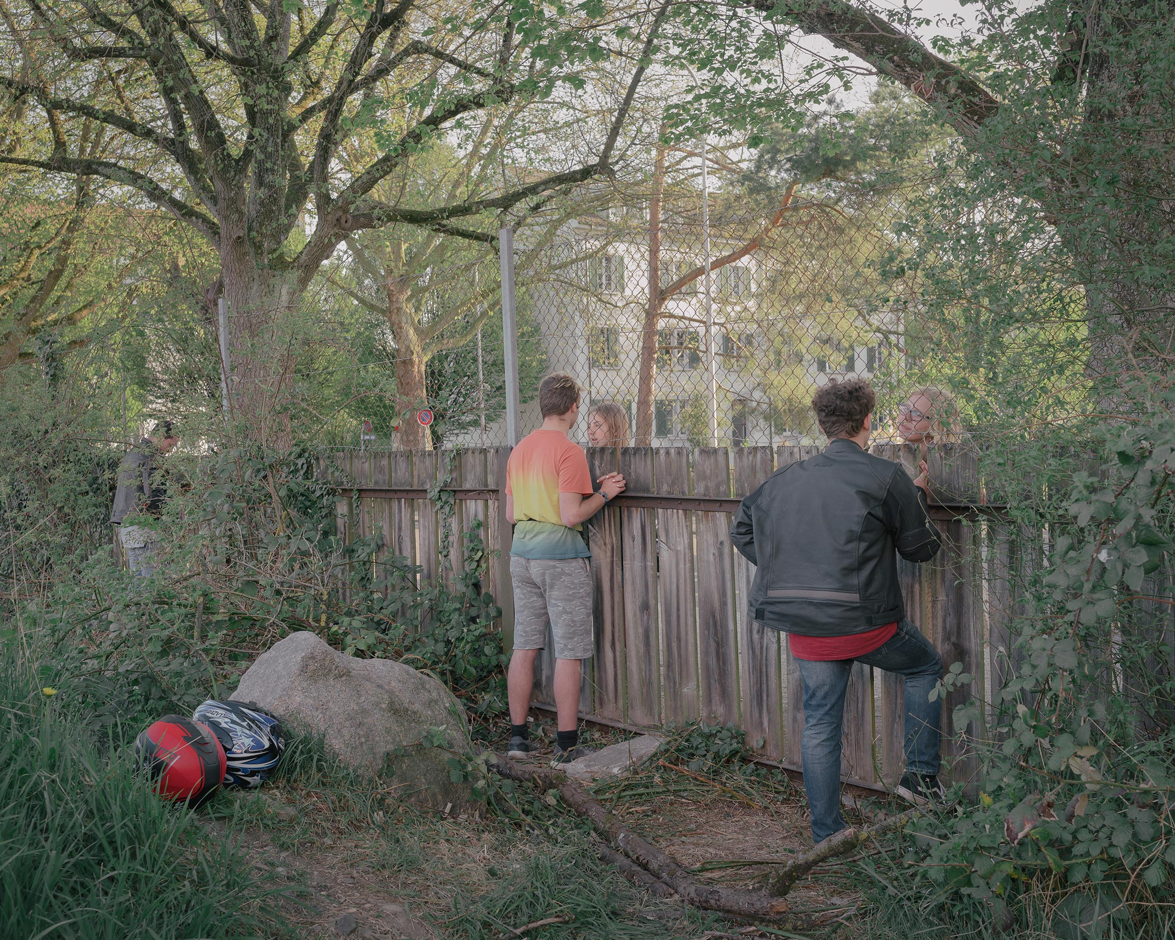 The goal was to prevent the physical contact that these young couples managed on April 18, along a stretch where there’s still only a single barrier.