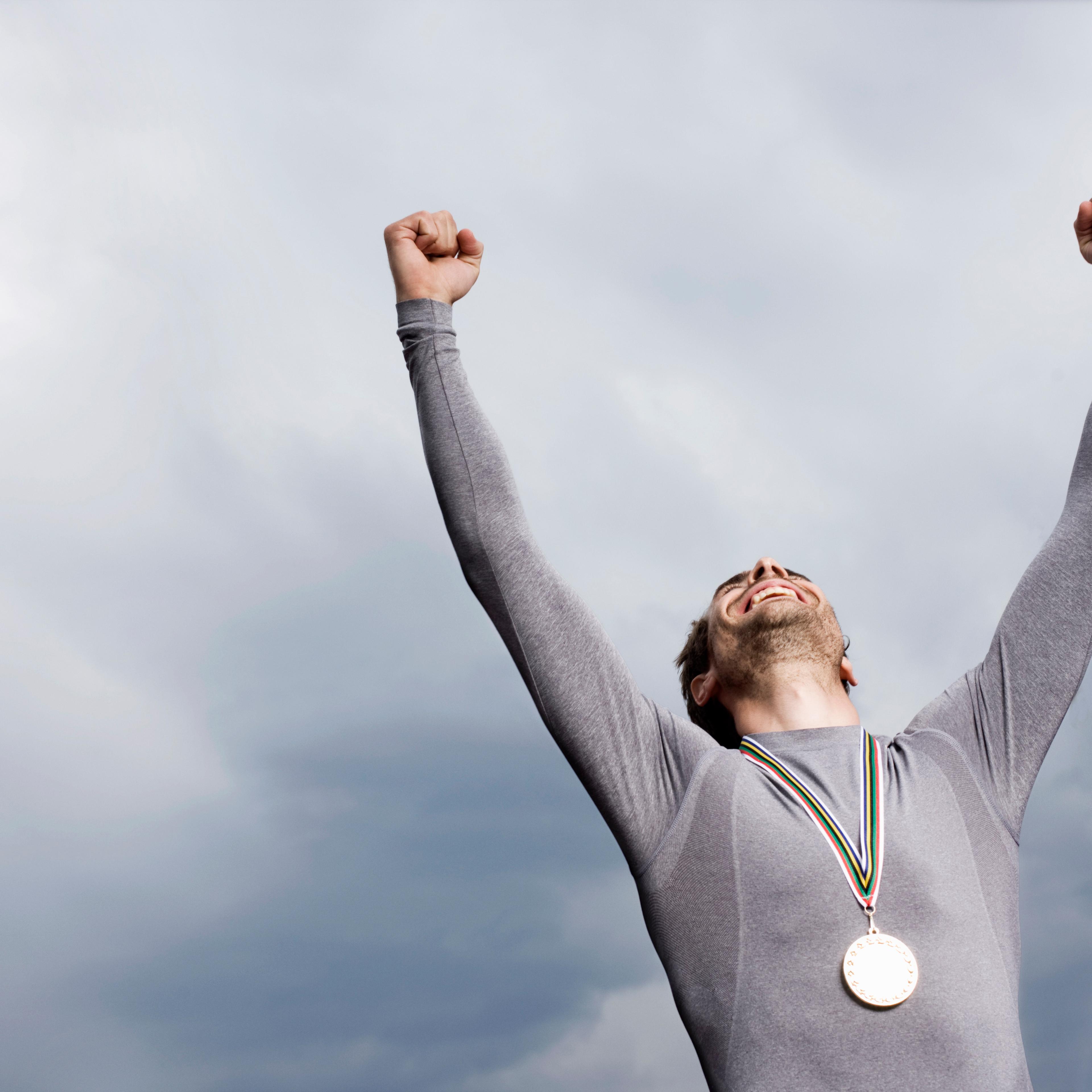 runner-wearing-medal