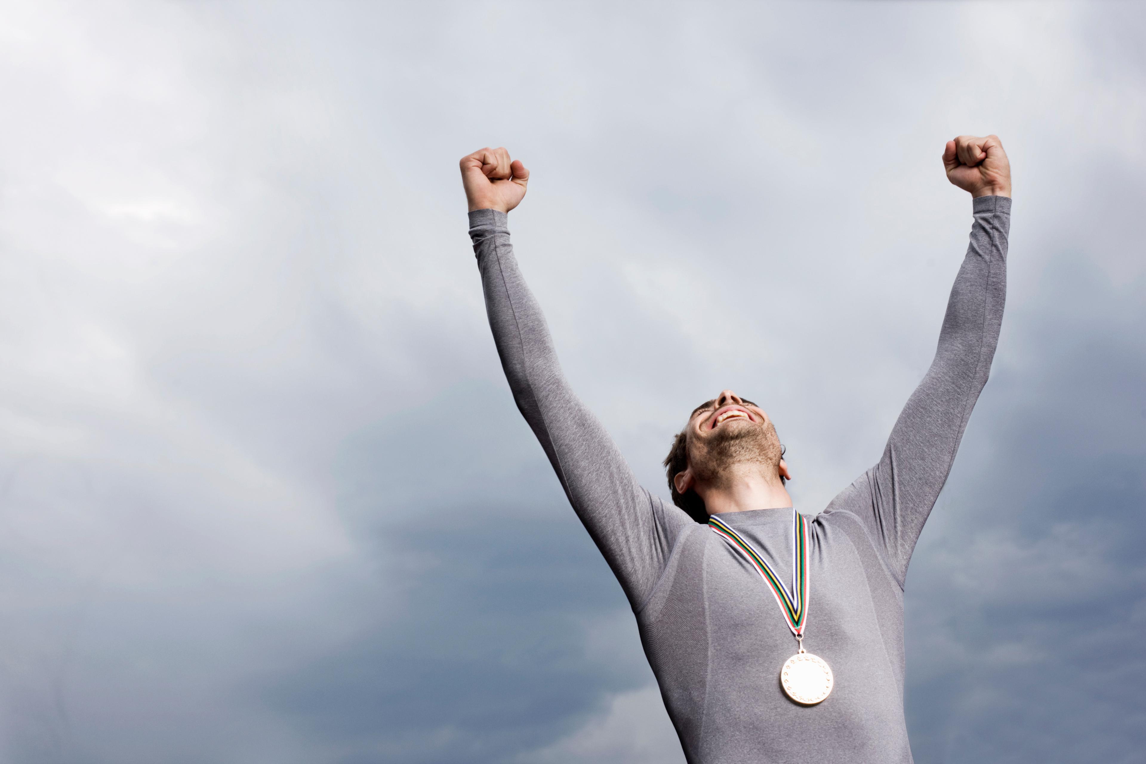 runner-wearing-medal