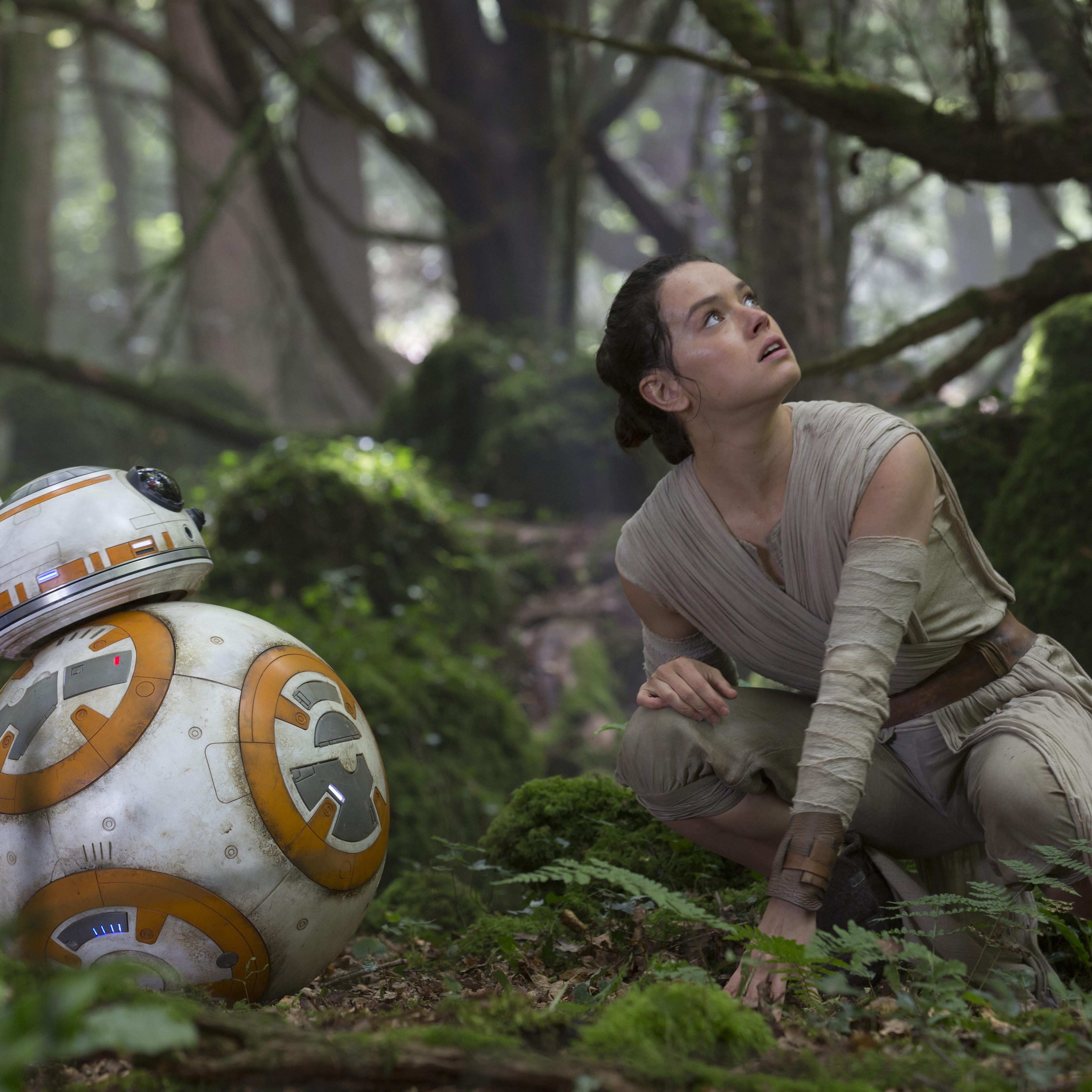 Star Wars: The Force AwakensL to R: BB-8 and Rey (Daisy Ridley)Ph: David James© 2015 Lucasfilm Ltd. & TM. All Right Reserved.