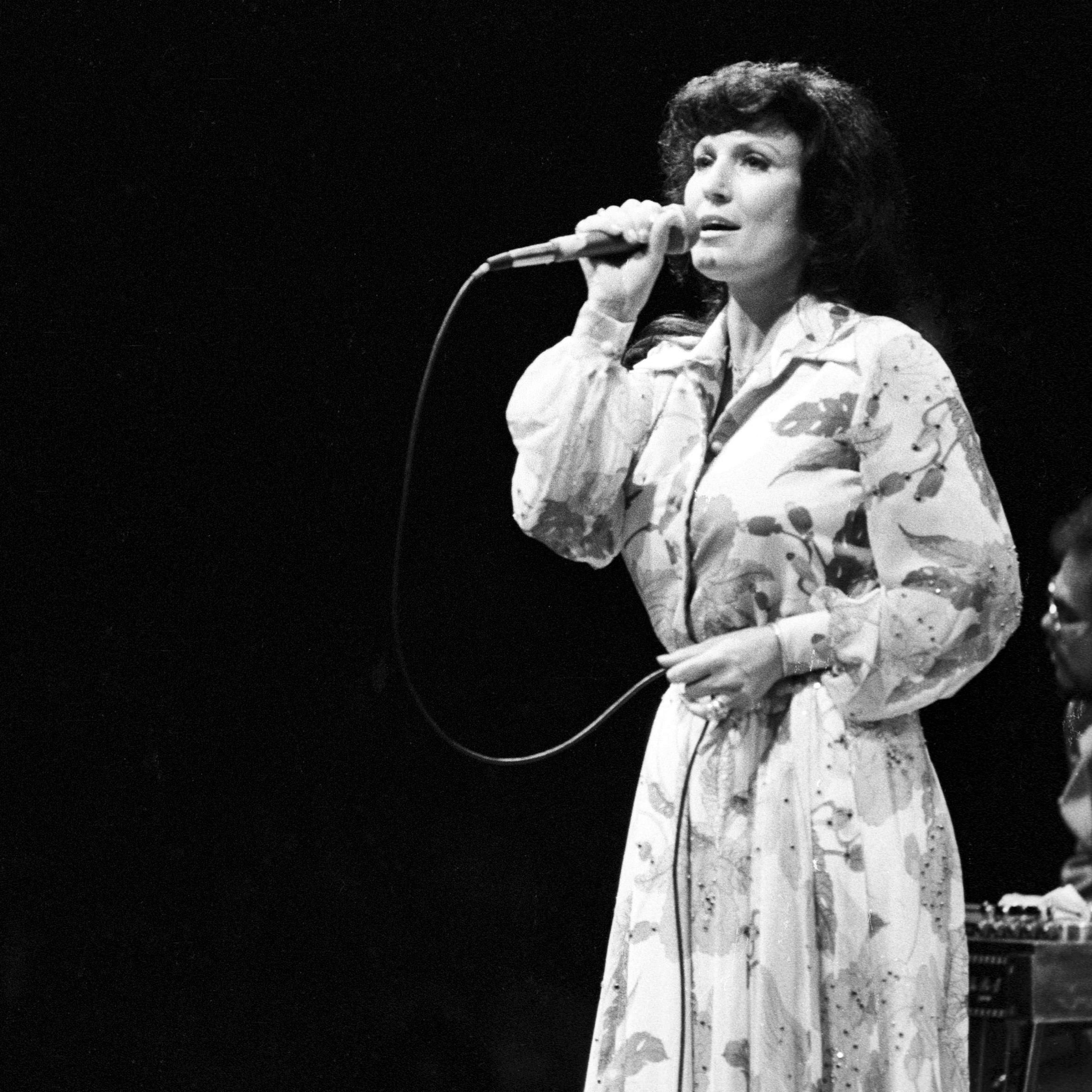 Loretta LYNN