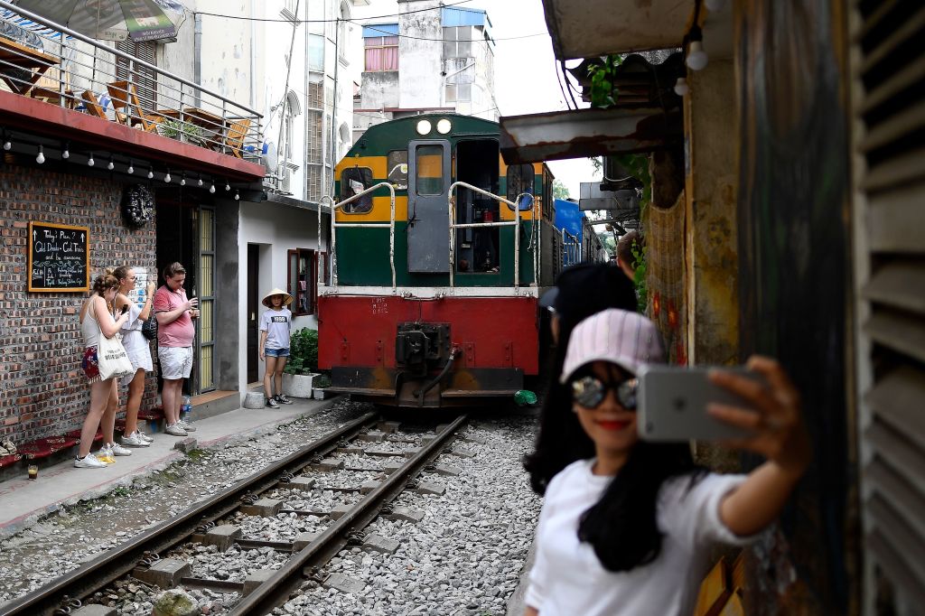 VIETNAM-LIFESTYLE-CULTURE-SELFIE