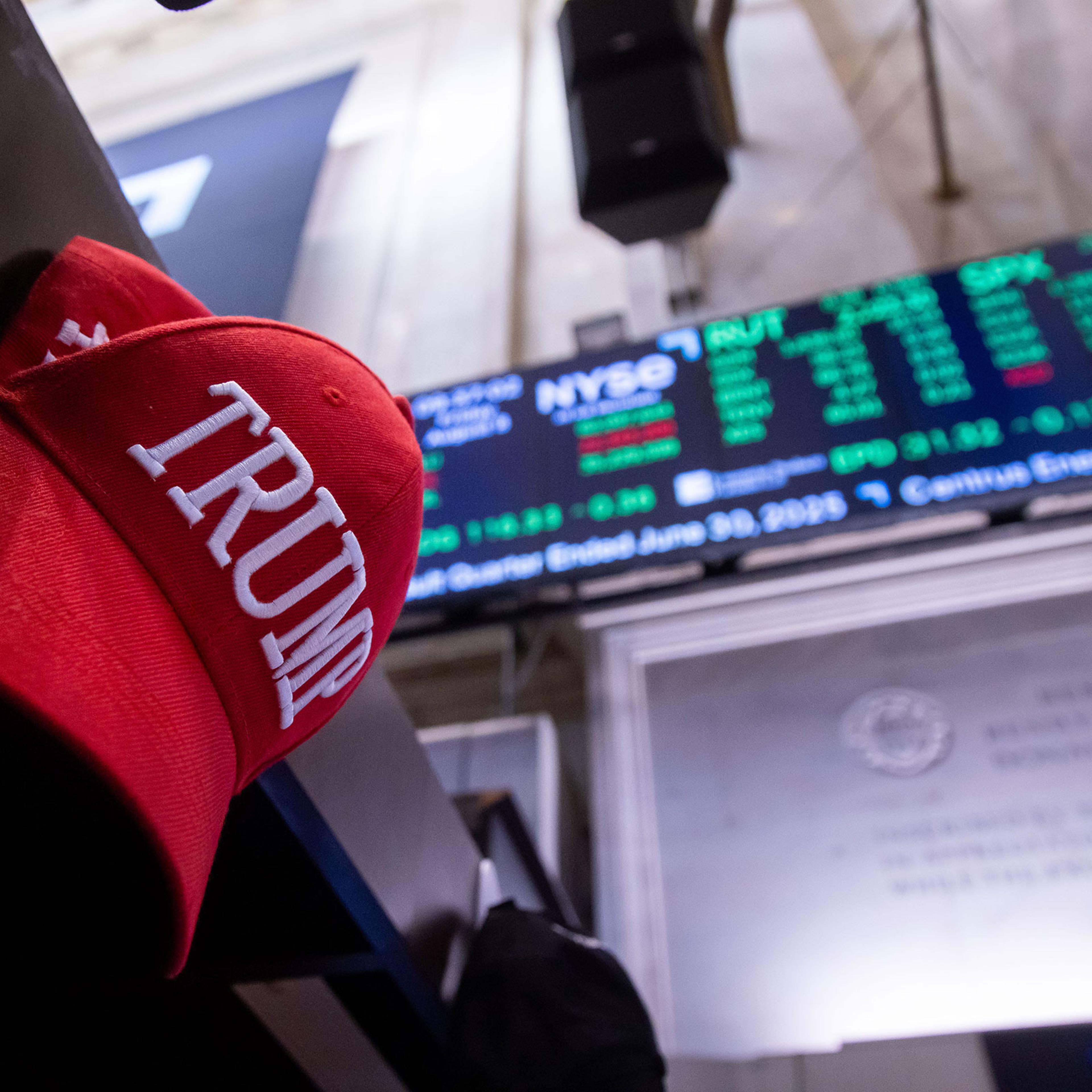 Traders At The NYSE As Stocks Climb On Hopes For Russia Deal As Oil Falls