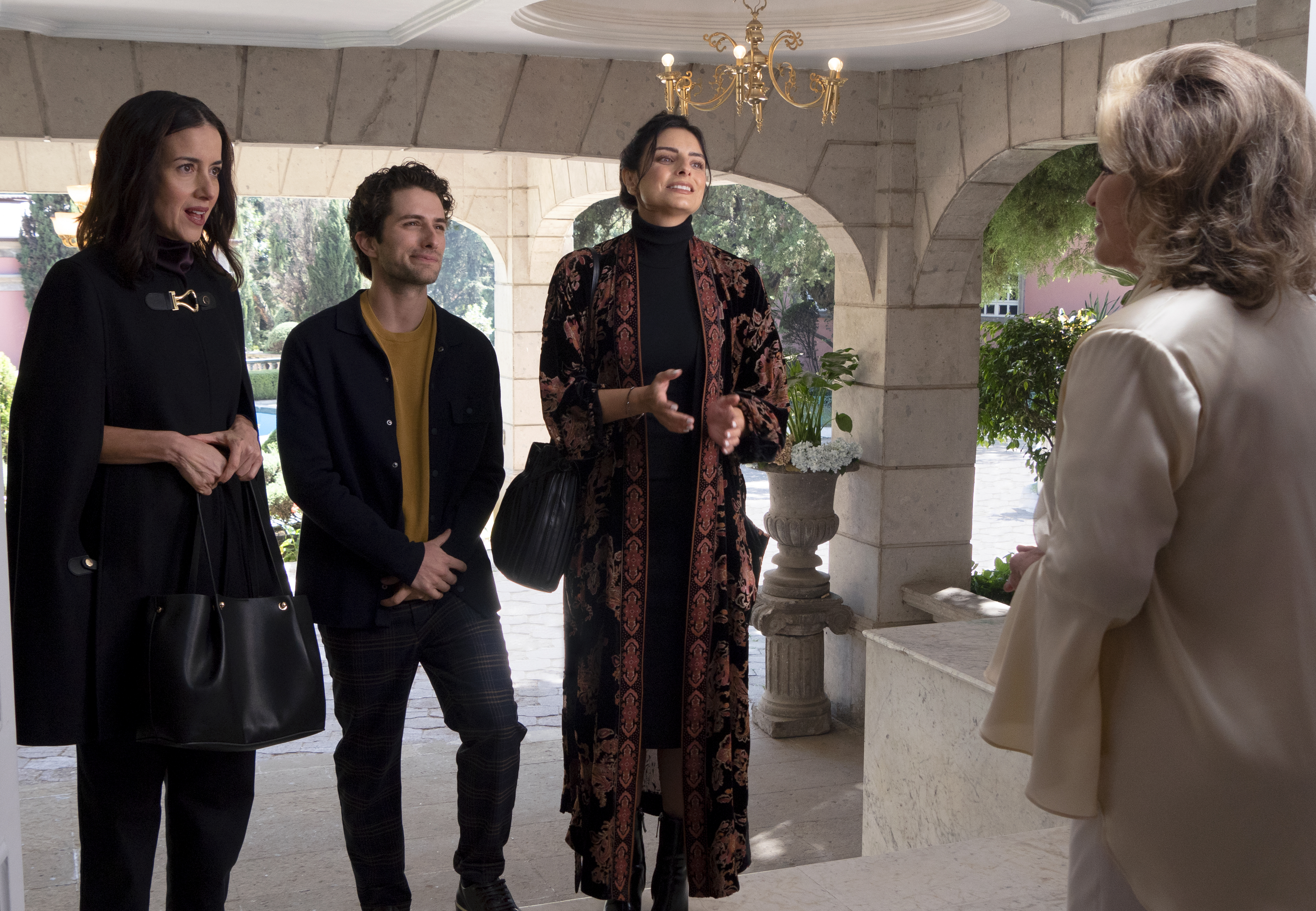 LA CASA DE LAS FLORES PELICULA (L to R) CECILIA SUAREZ as PAULINA and DARIO YAZBEK as JULIAN and AISLINN DERBEZ as ELENA and ANGELICA MARIA as ESPERANZA in LA CASA DE LAS FLORES PELICULA. Cr. Javier Avila/NETFLIX © 2021