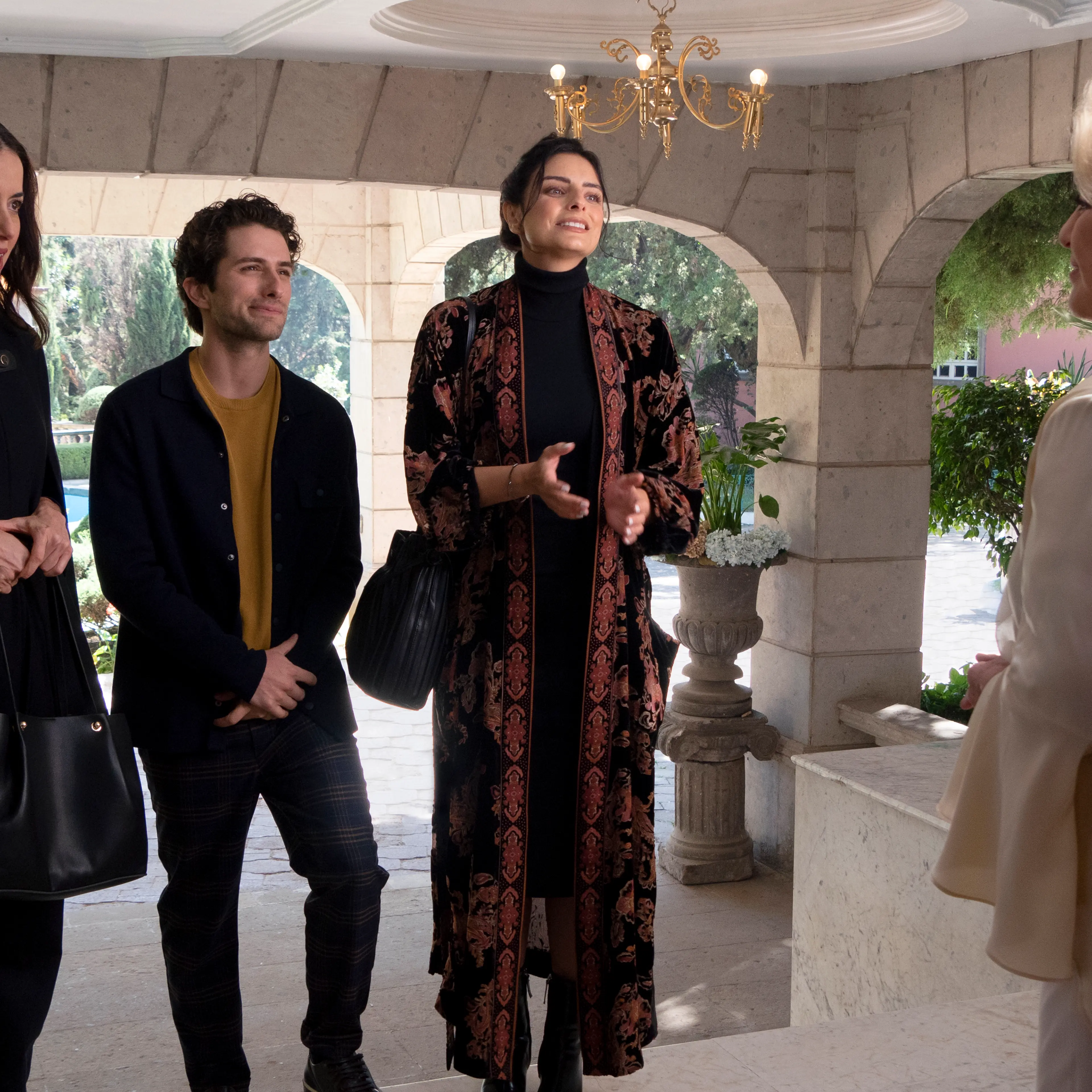 LA CASA DE LAS FLORES PELICULA (L to R) CECILIA SUAREZ as PAULINA and DARIO YAZBEK as JULIAN and AISLINN DERBEZ as ELENA and ANGELICA MARIA as ESPERANZA in LA CASA DE LAS FLORES PELICULA. Cr. Javier Avila/NETFLIX © 2021