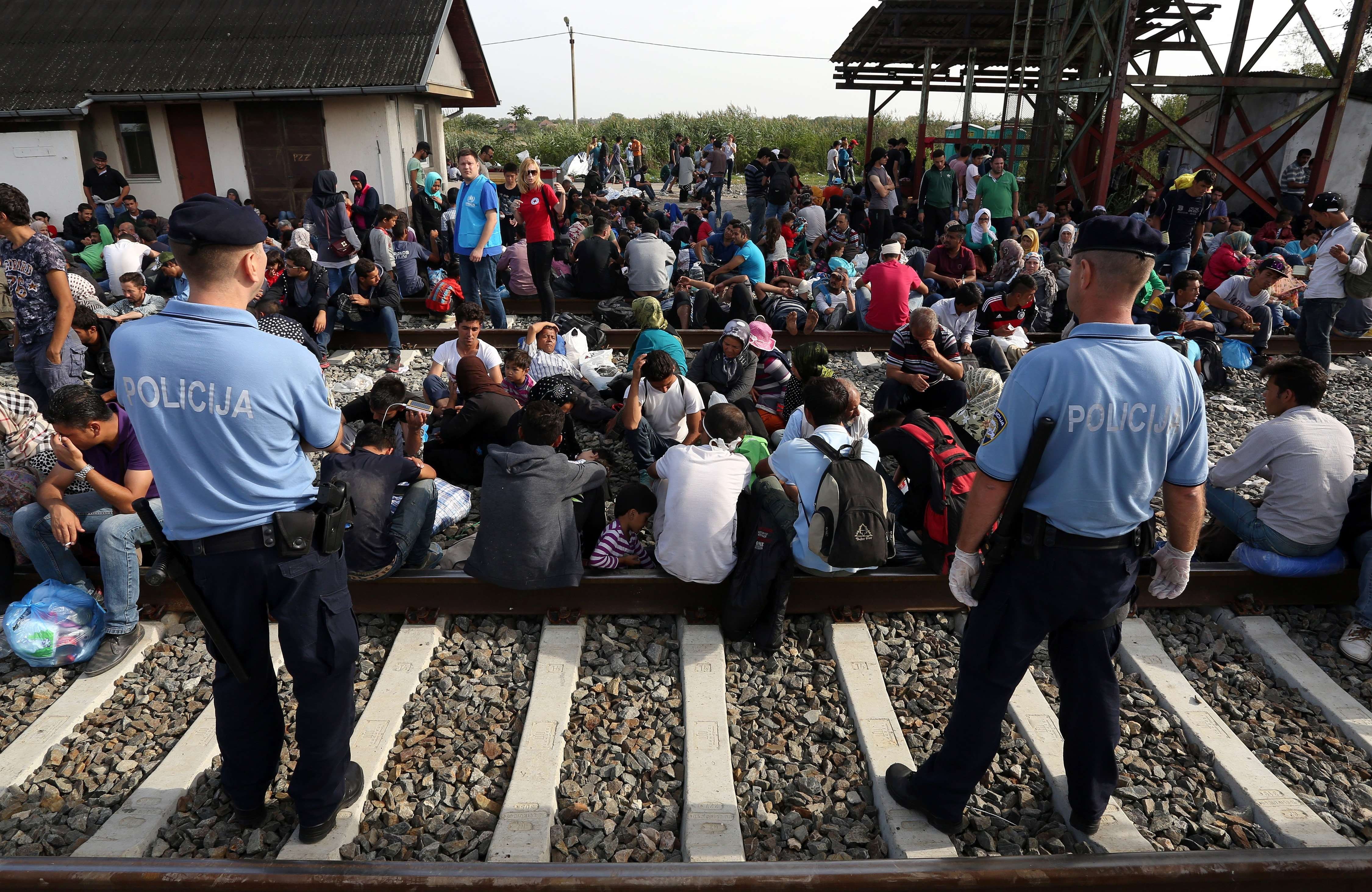 TOPSHOTS-CROATIA-SERBIA-HUNGARY-REFUGEES-MIGRANTS