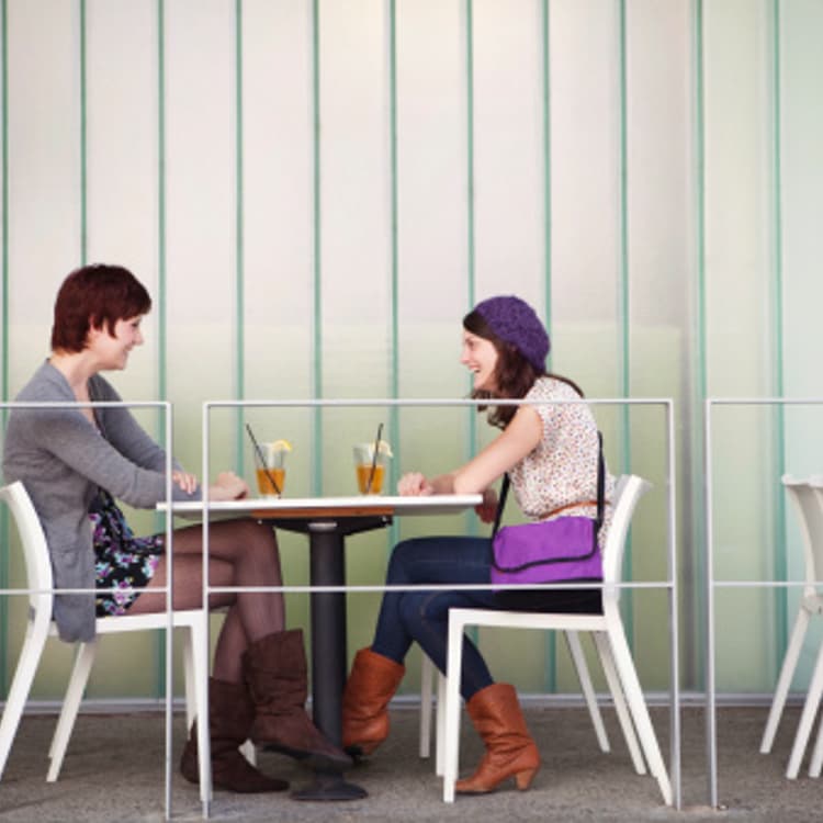 women-eating-outdoor-cafe