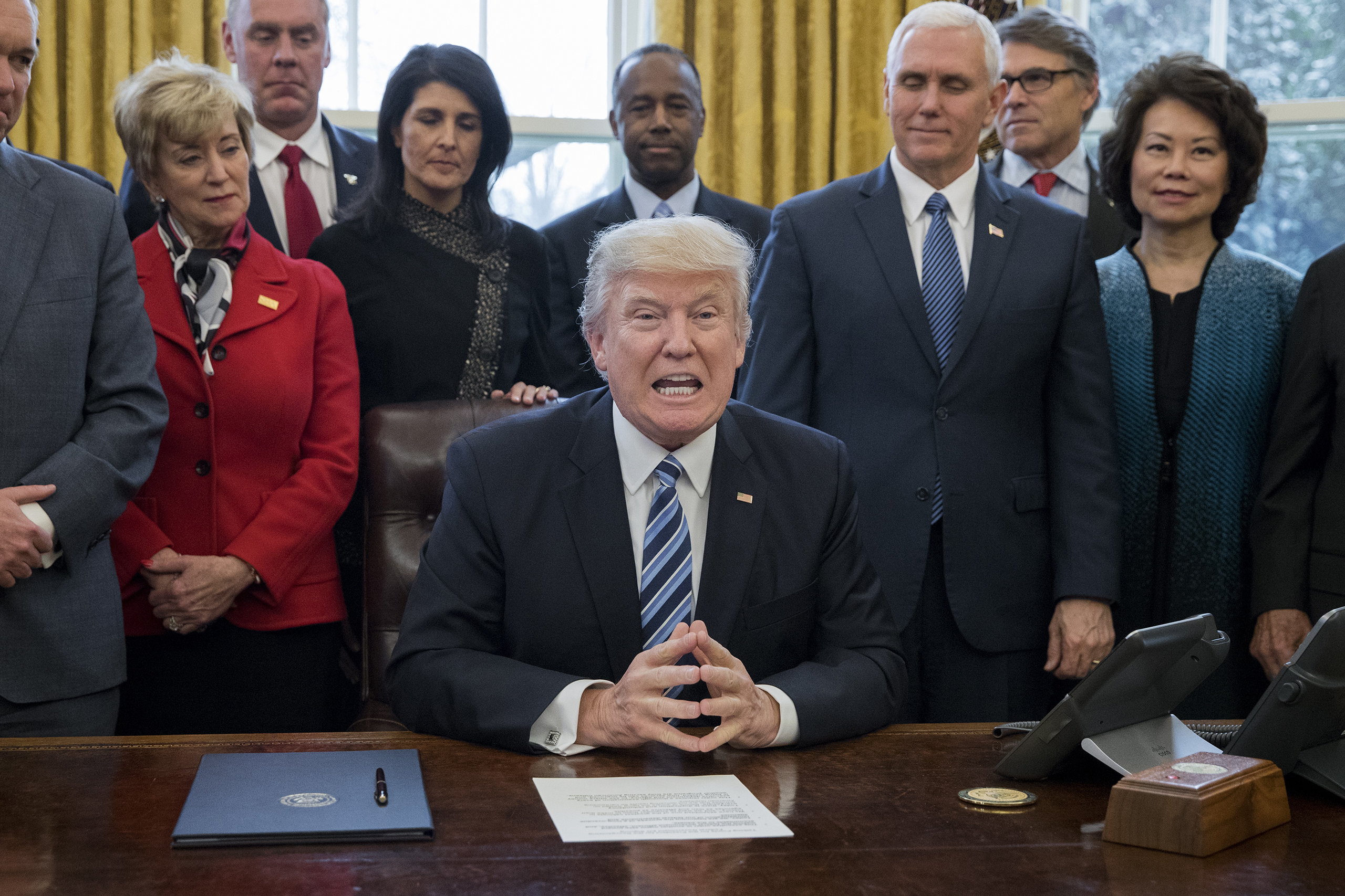 president-donald-trump-struggle-government-staff