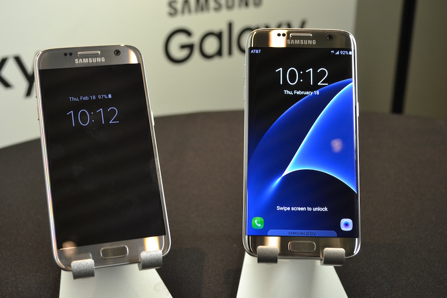 The Galaxy S7 (left) and Galaxy S7 Edge (Right)