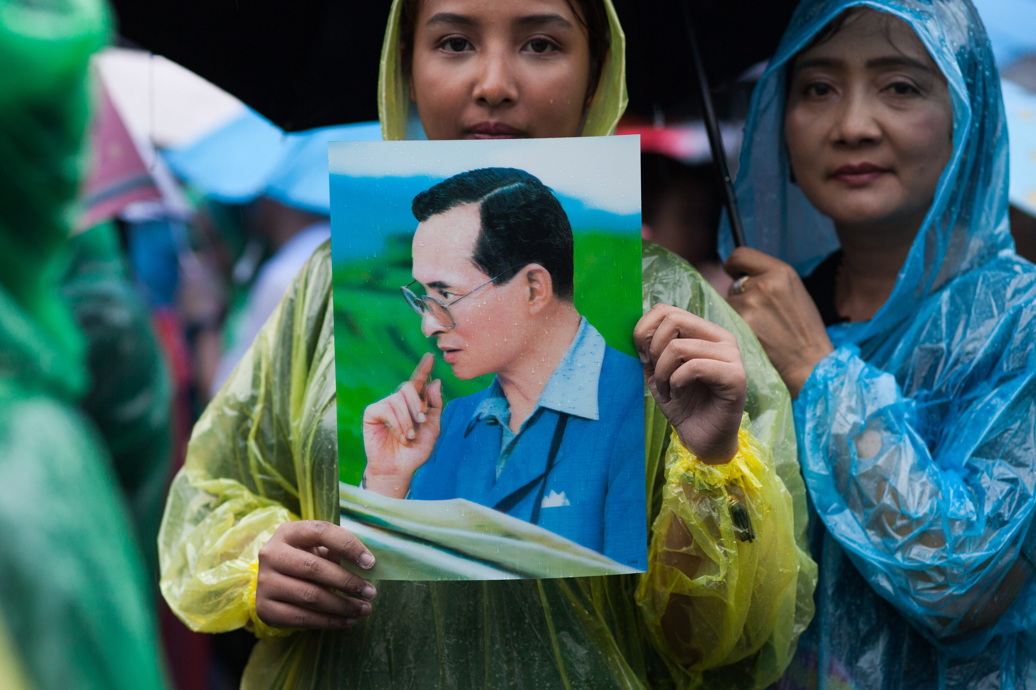 Mourners line up to enter the Grand Palace to pay respect to