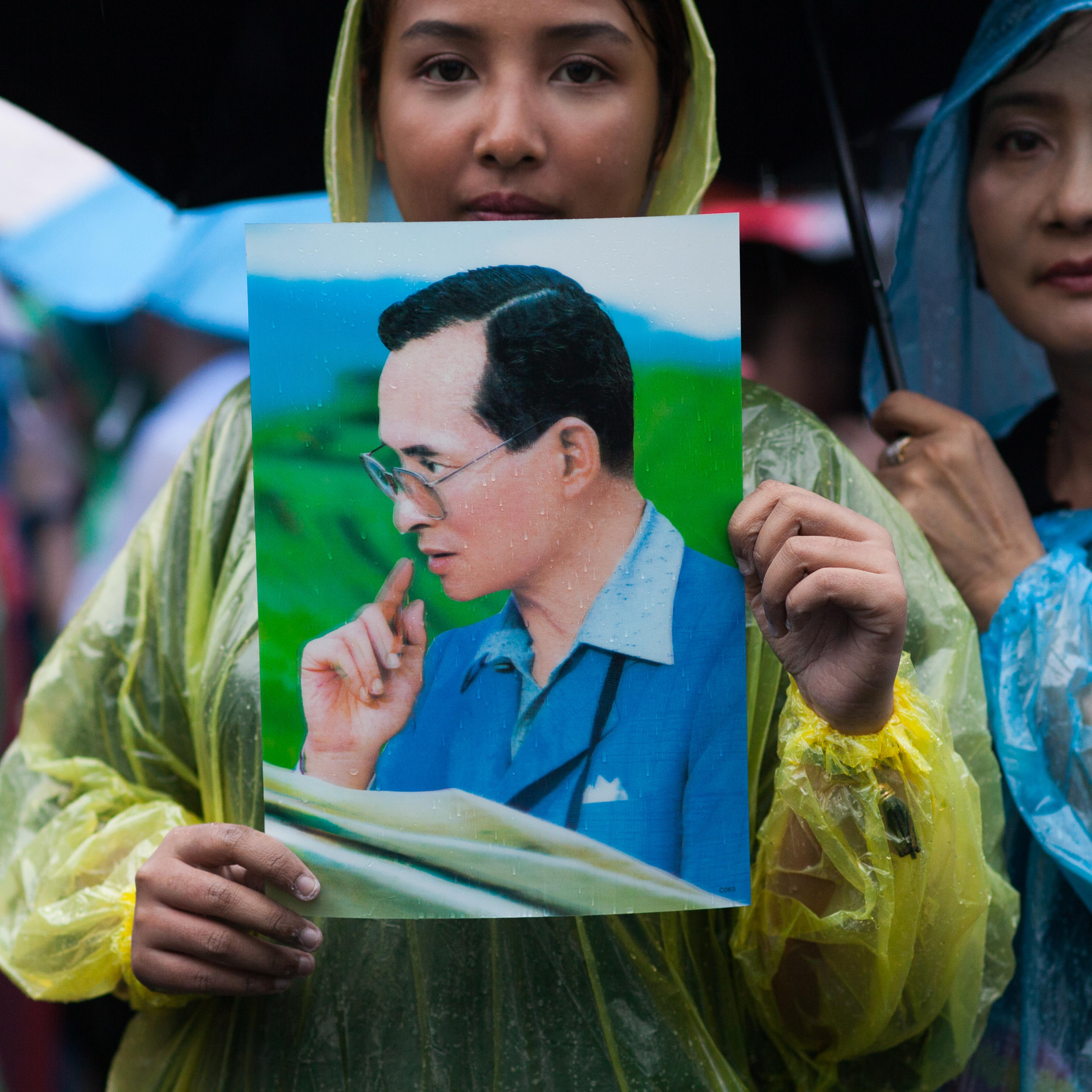 Mourners line up to enter the Grand Palace to pay respect to