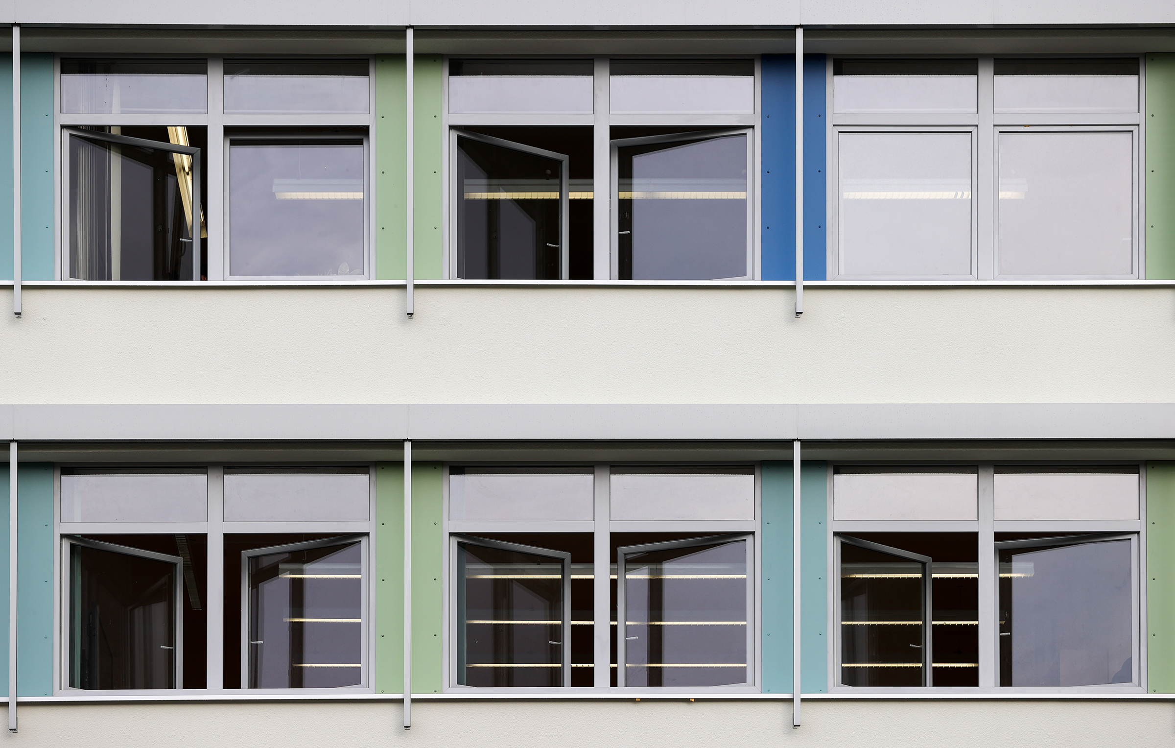 Several windows of a school are open for ventilation on Monday morning in Leipzig, November 2020.