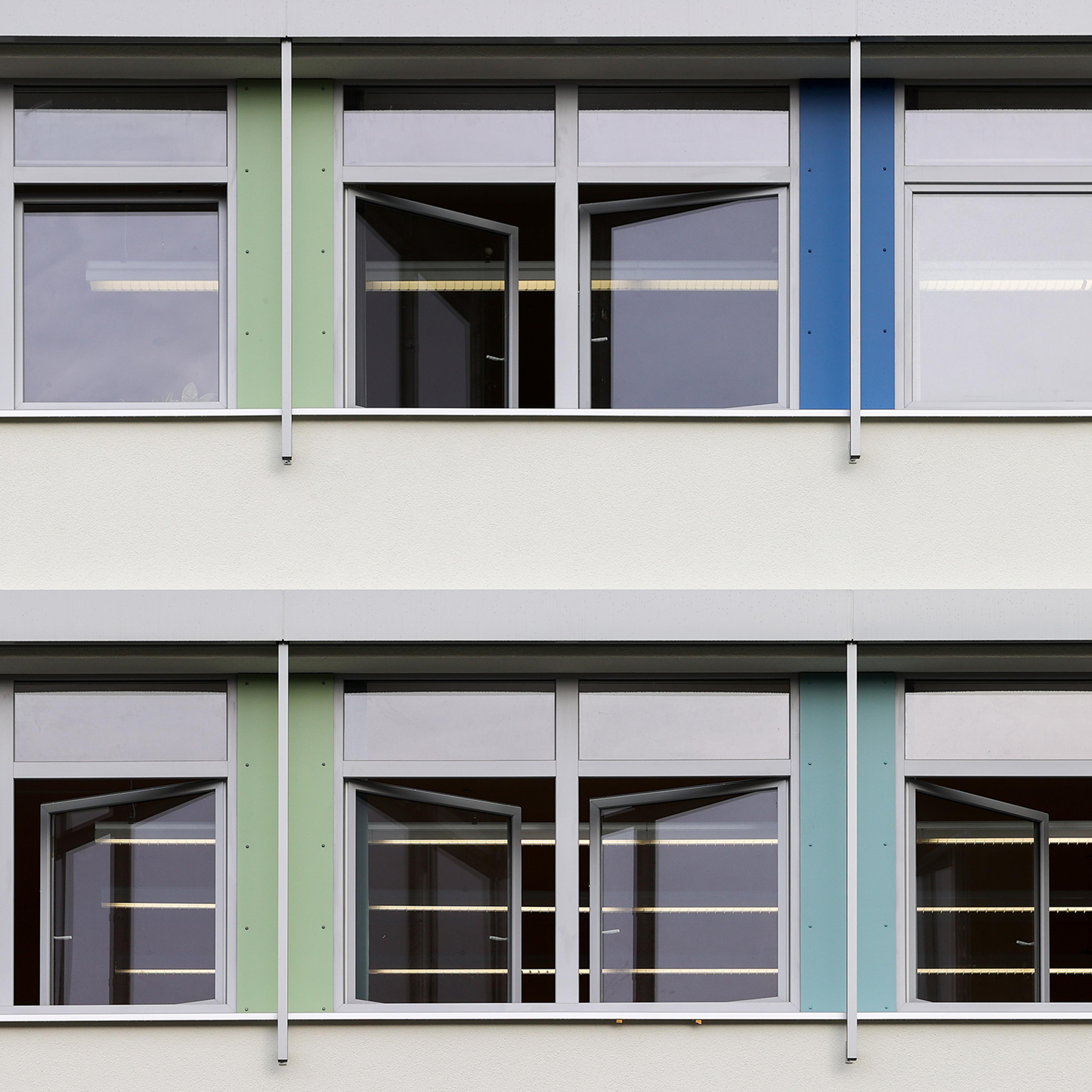 Several windows of a school are open for ventilation on Monday morning in Leipzig, November 2020.
