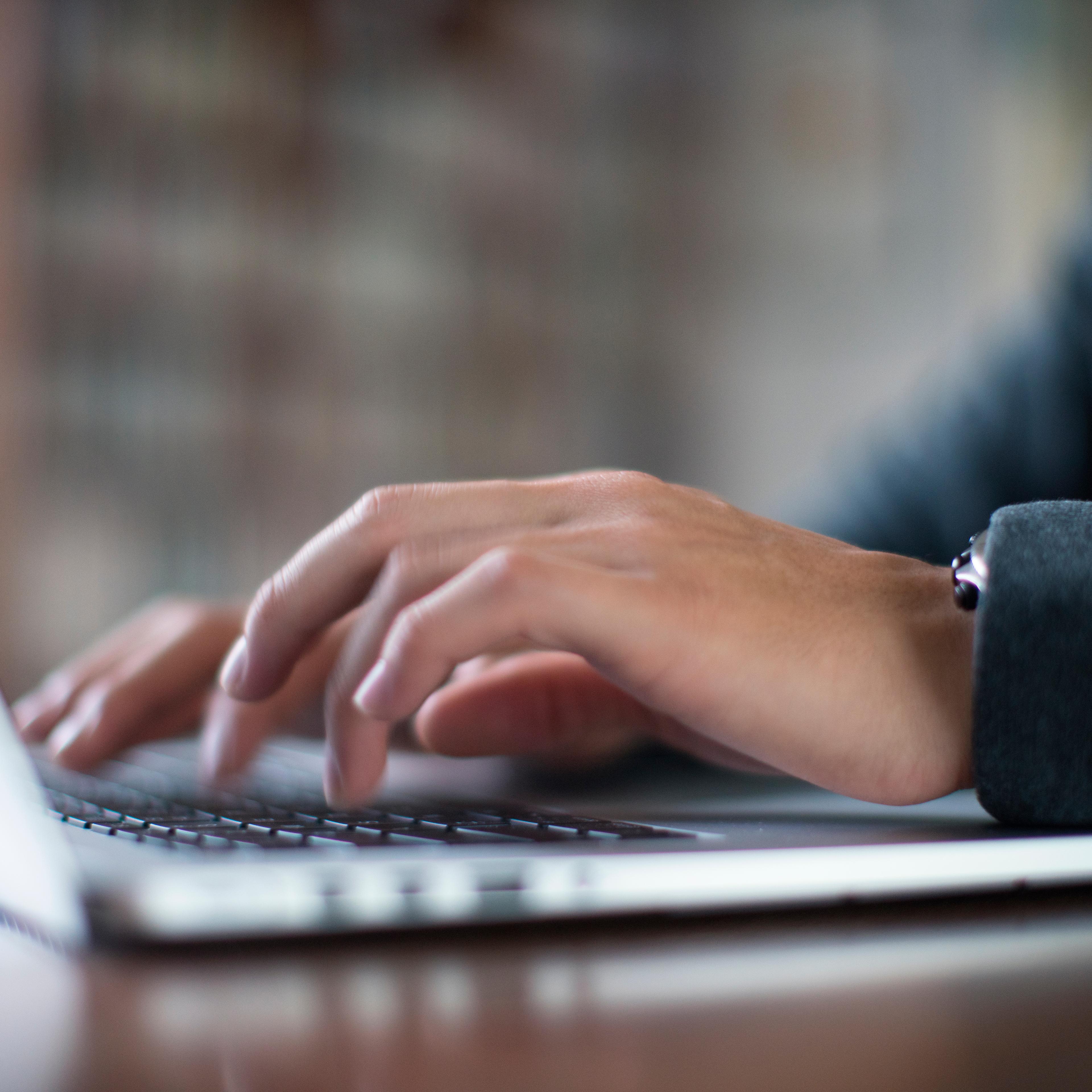 laptop-hands