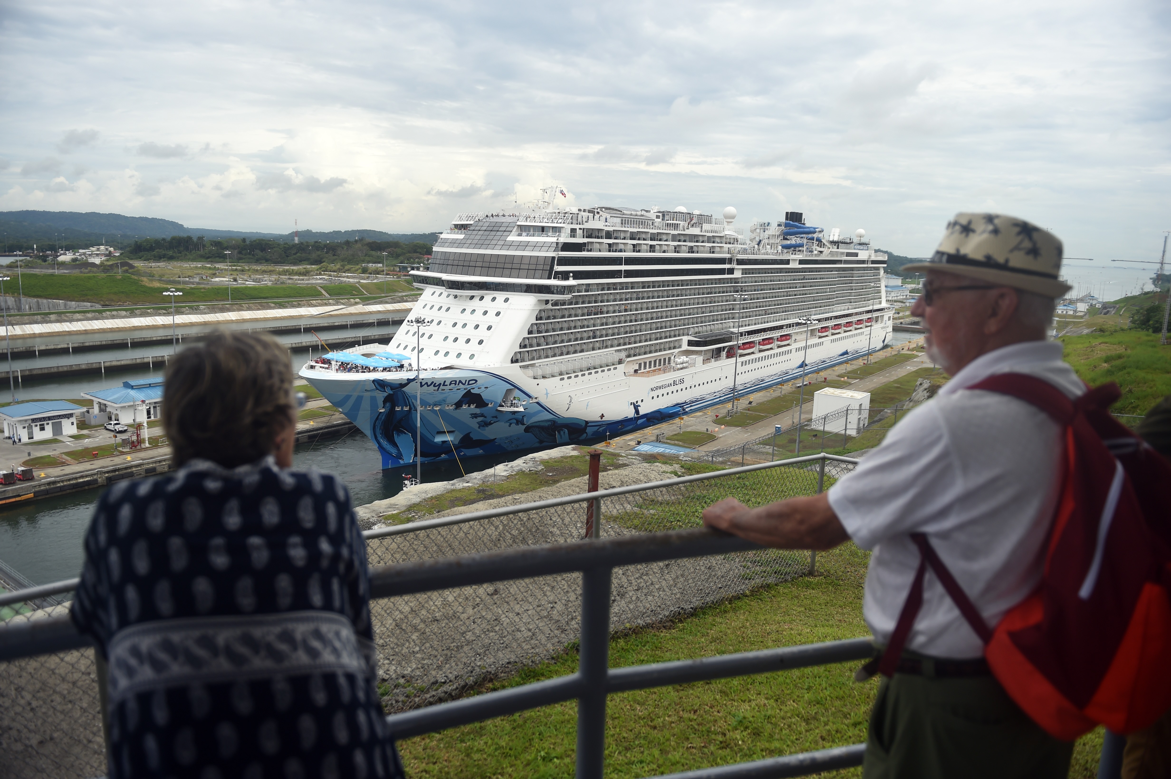 PANAMA-CANAL-CRUISE-SHIP