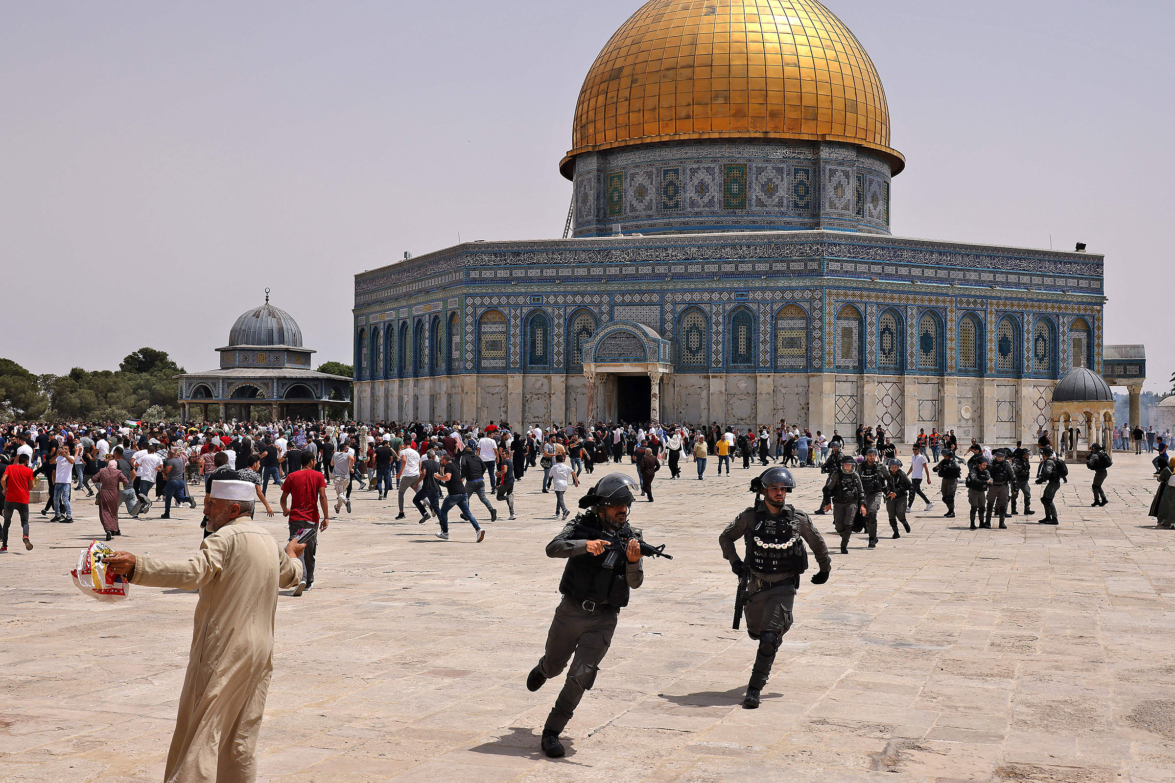 Israeli security forces and Palestinian Muslim worshippers clash at the Al-Aqsa mosque compound in Jerusalem on May 21, 2021.