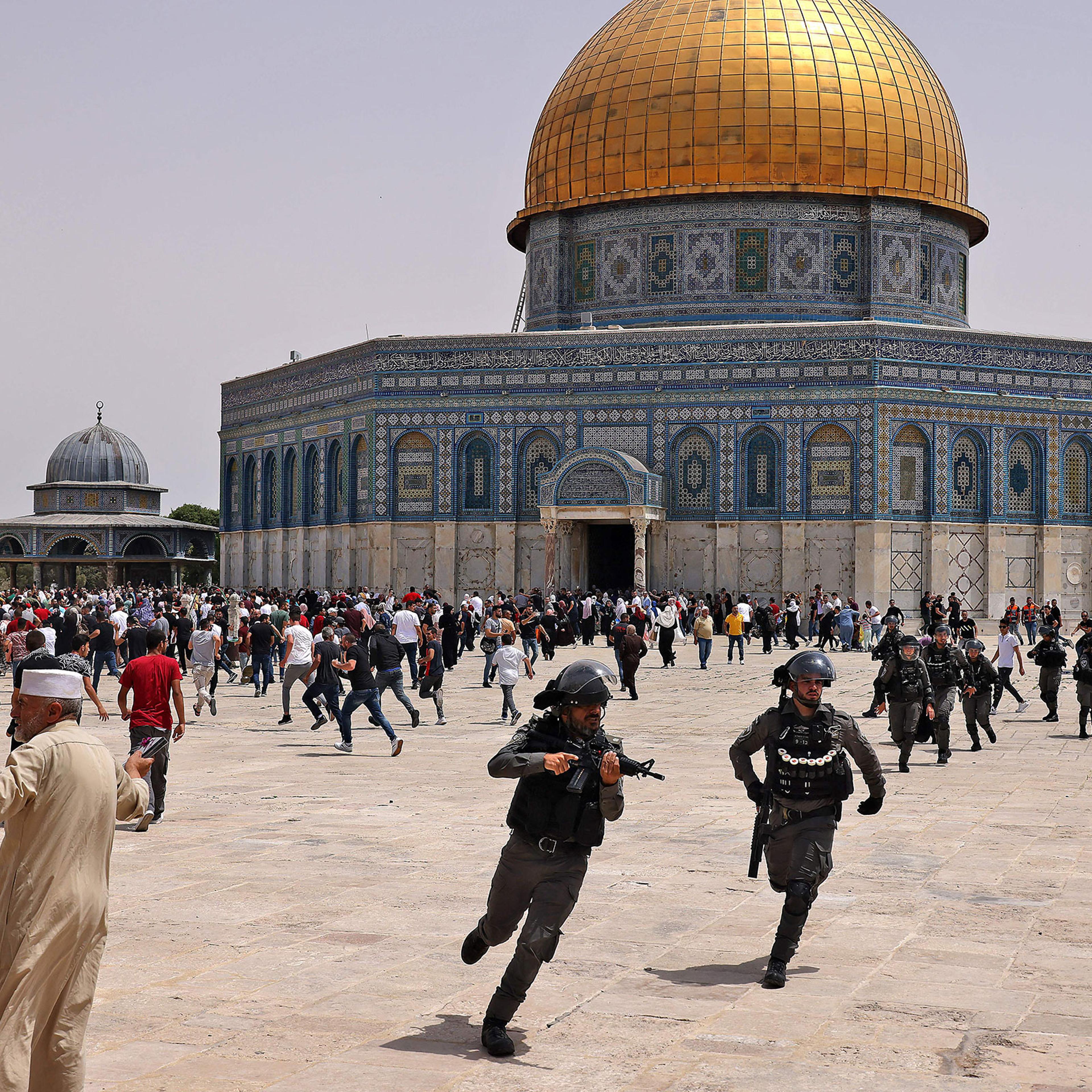Israeli security forces and Palestinian Muslim worshippers clash at the Al-Aqsa mosque compound in Jerusalem on May 21, 2021.