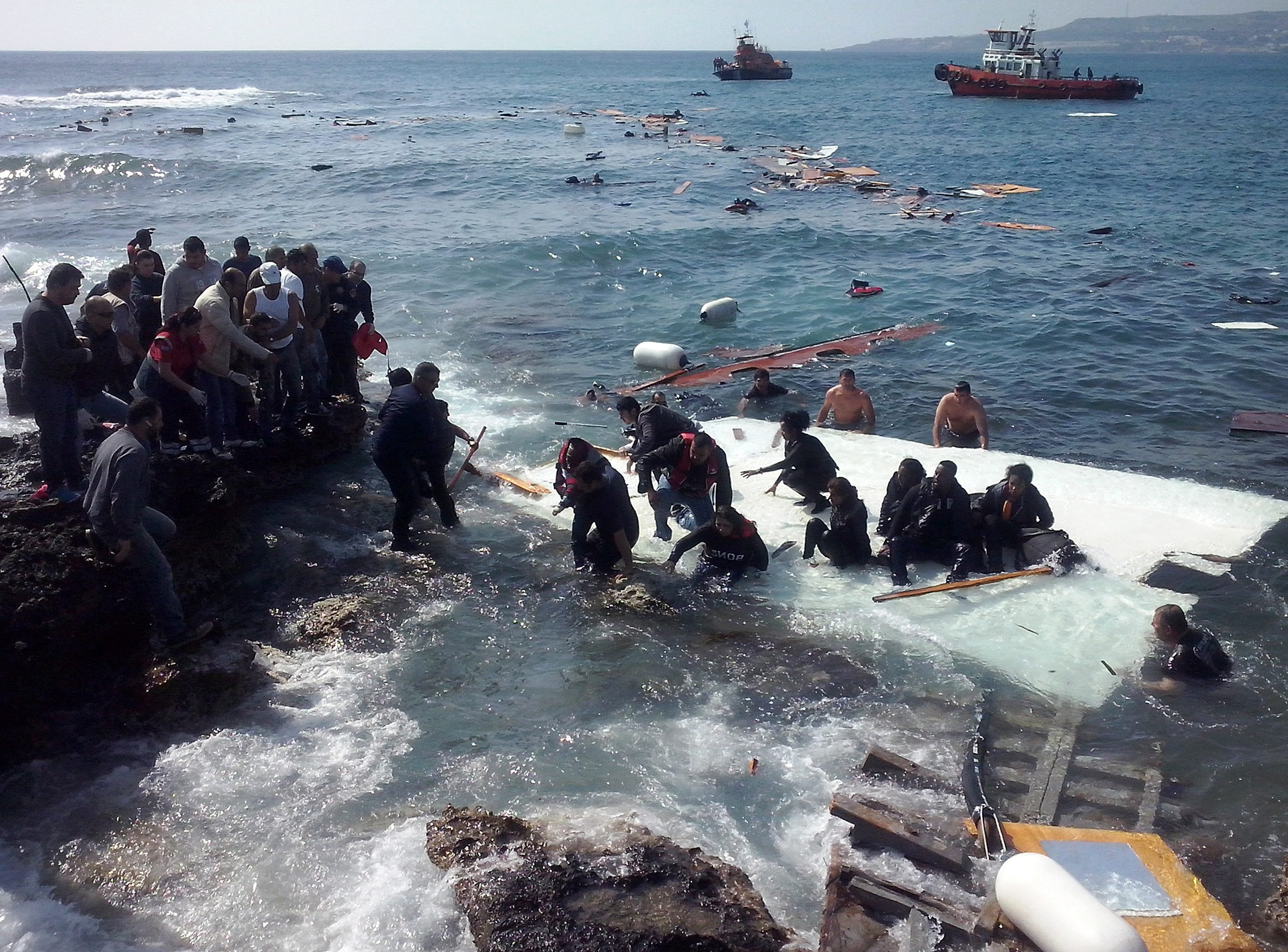 Ship with large number of undocumented migrants runs aground at Rhodes
