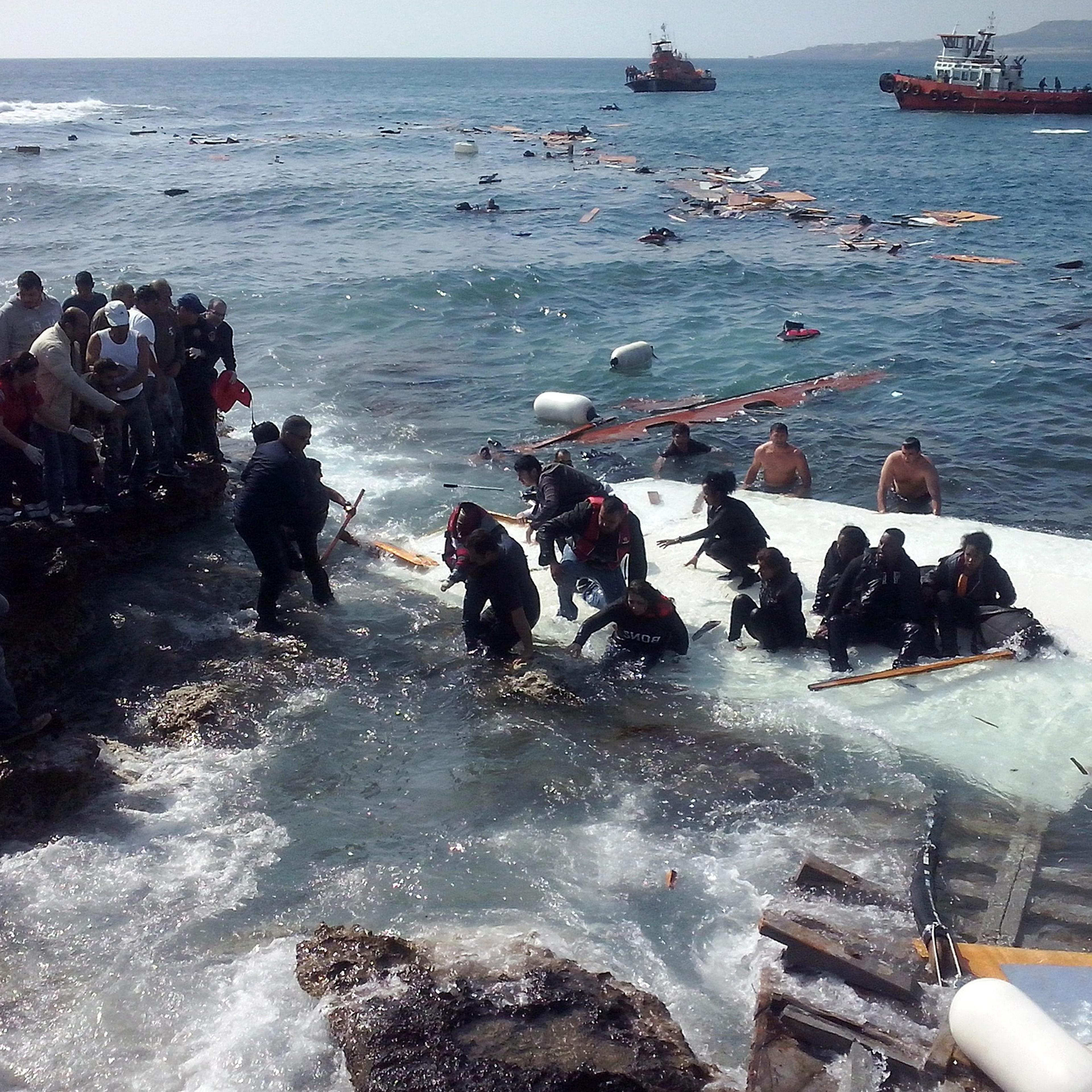 Ship with large number of undocumented migrants runs aground at Rhodes