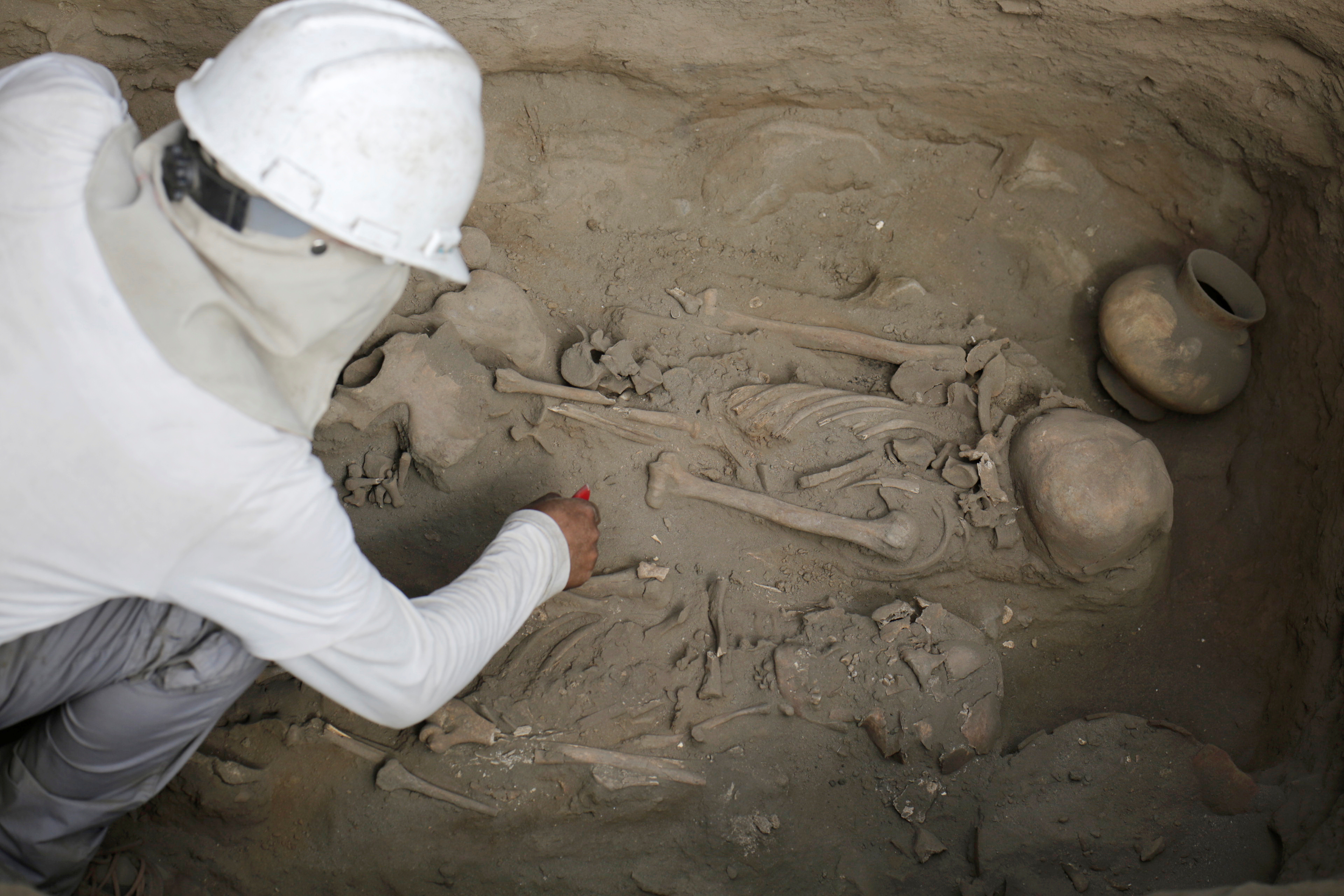 Archaeologists unearth tombs and human remains from the Chimu culture in Trujillo