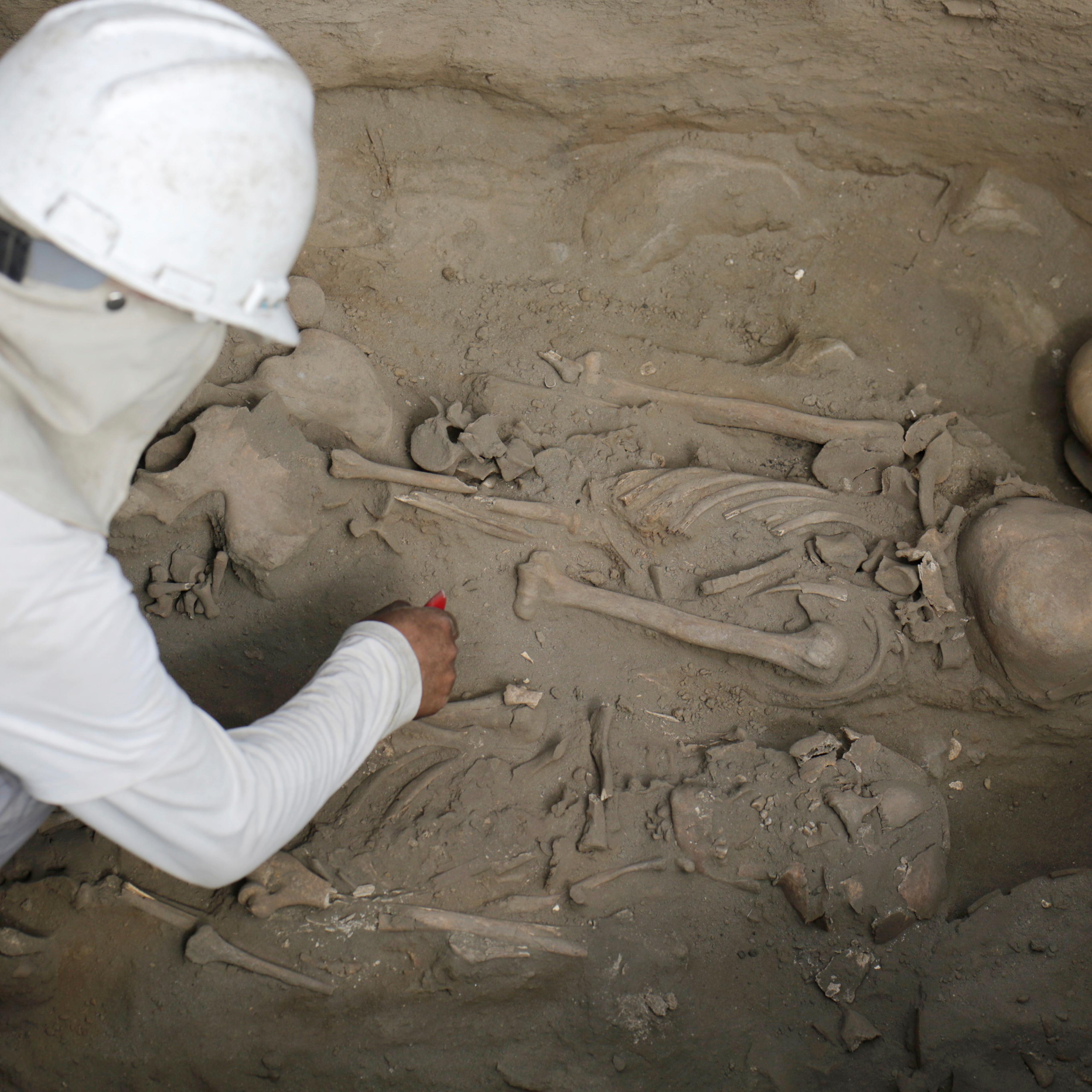 Archaeologists unearth tombs and human remains from the Chimu culture in Trujillo