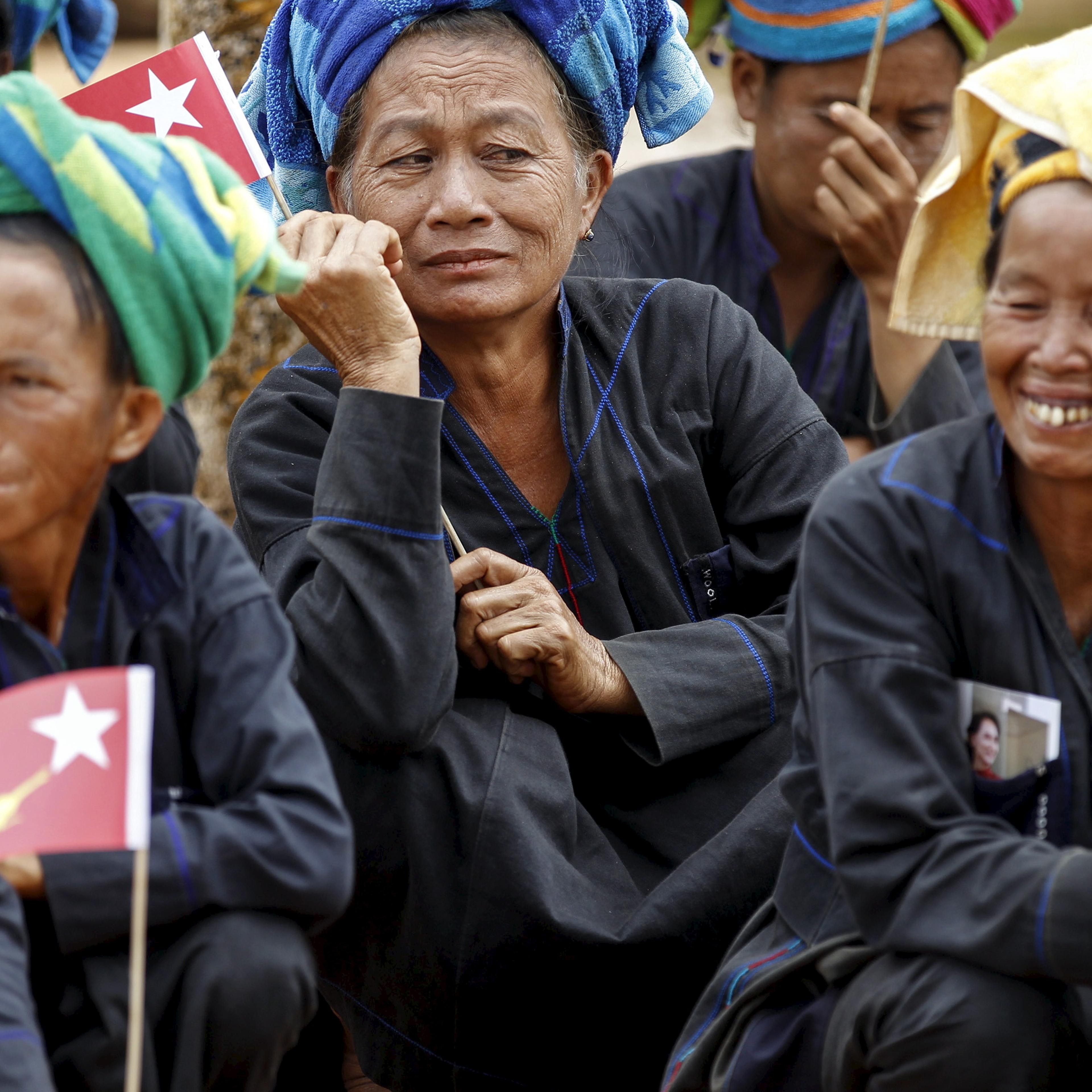 Ethnic Pa'O women sit as they wait for Myanmar pro-democracy leader Aung San Suu Kyi to arrive to speak on voter education at the Hsiseng township in Shan state, Myanmar