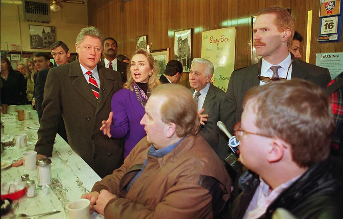 Democratic presidential candidate Bill Clinton (L)